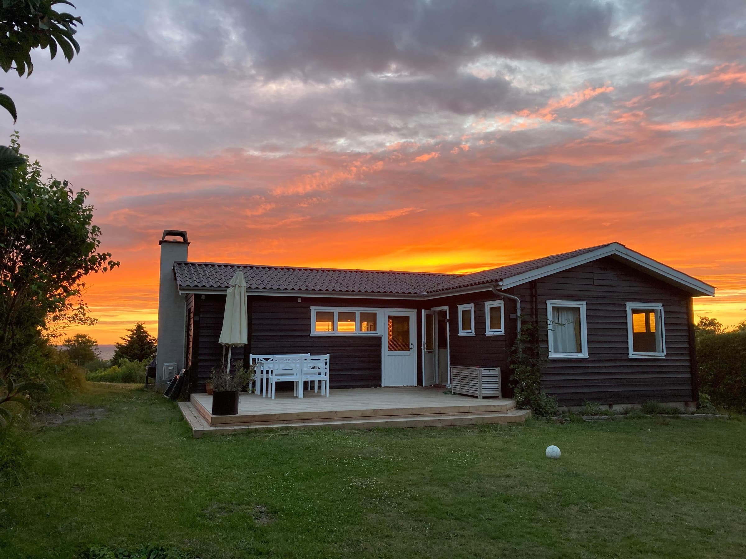 Lækkert sommerhus med havudsigt - billede 1
