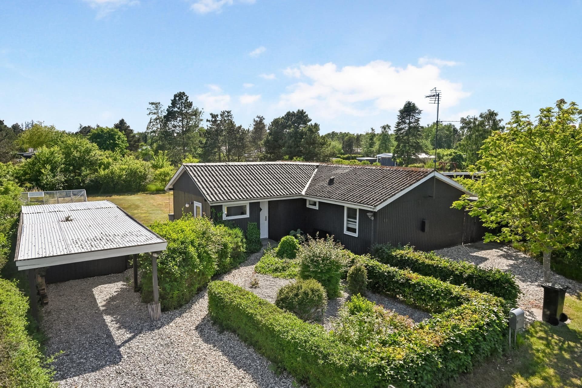 Sommerhus fuld af hygge og feriestemning - billede 1