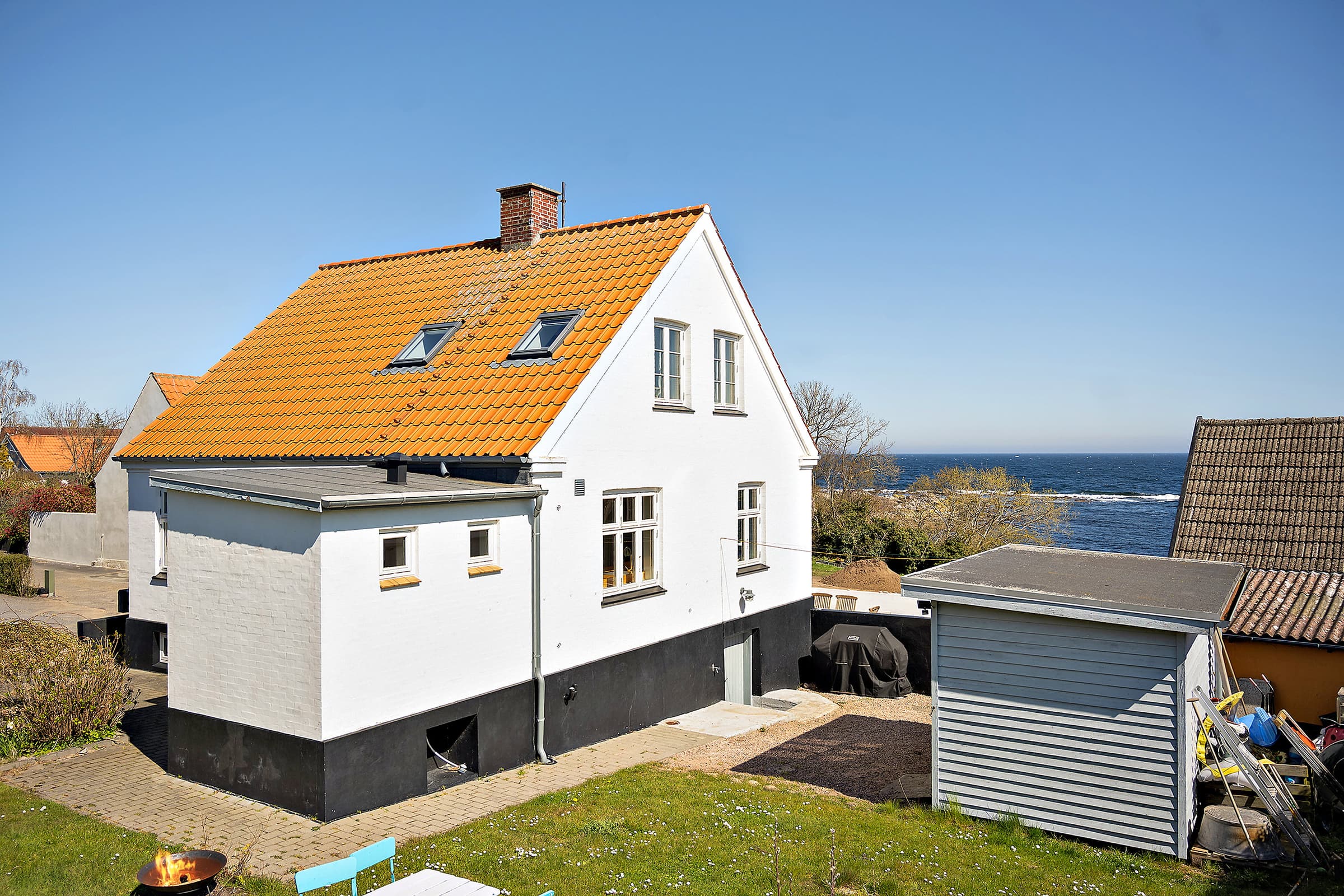 Unikt beliggende sommerhus i første række. - billede 1