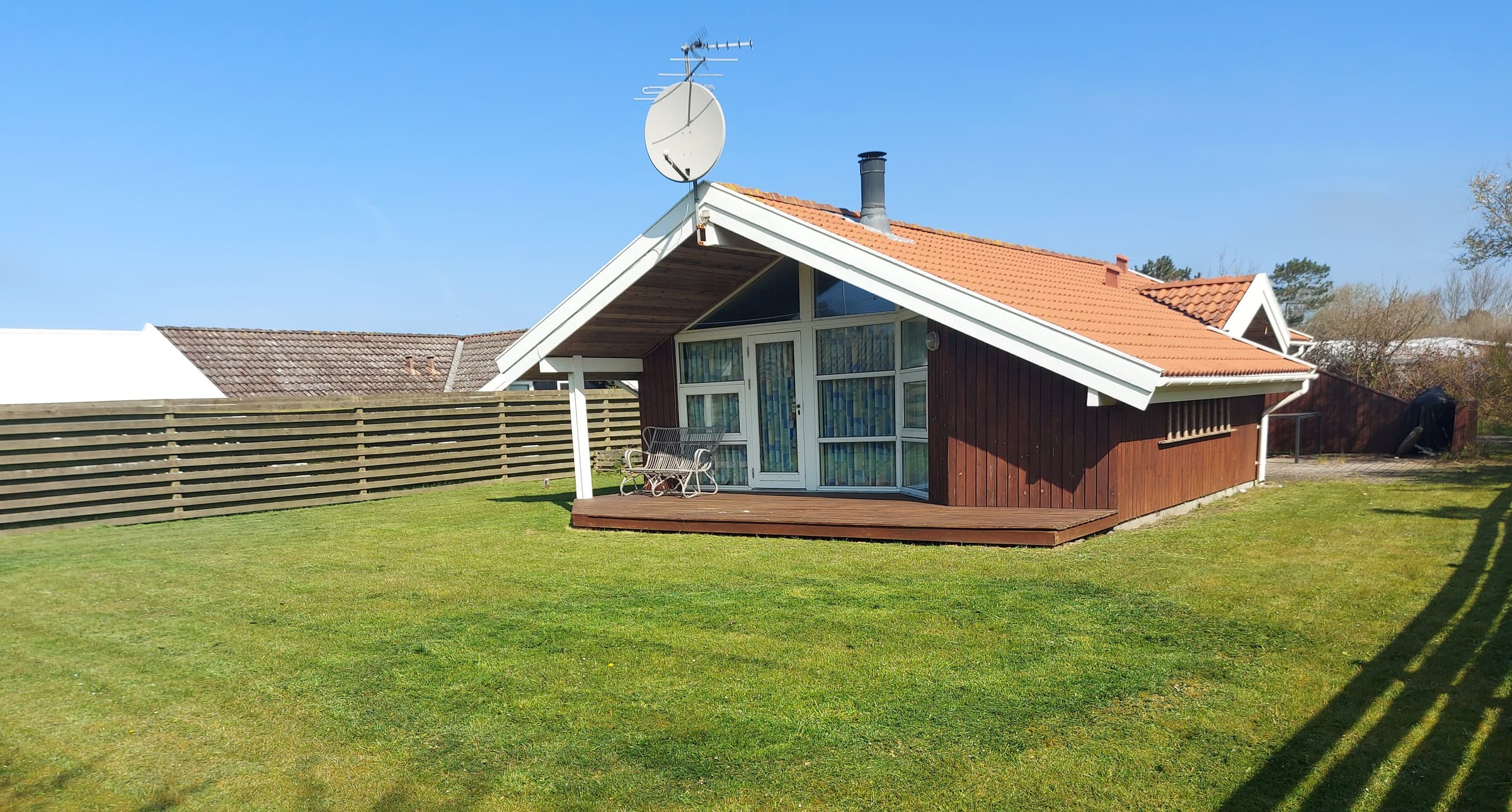 Moderne sommerhus med 200m til stranden - billede 1