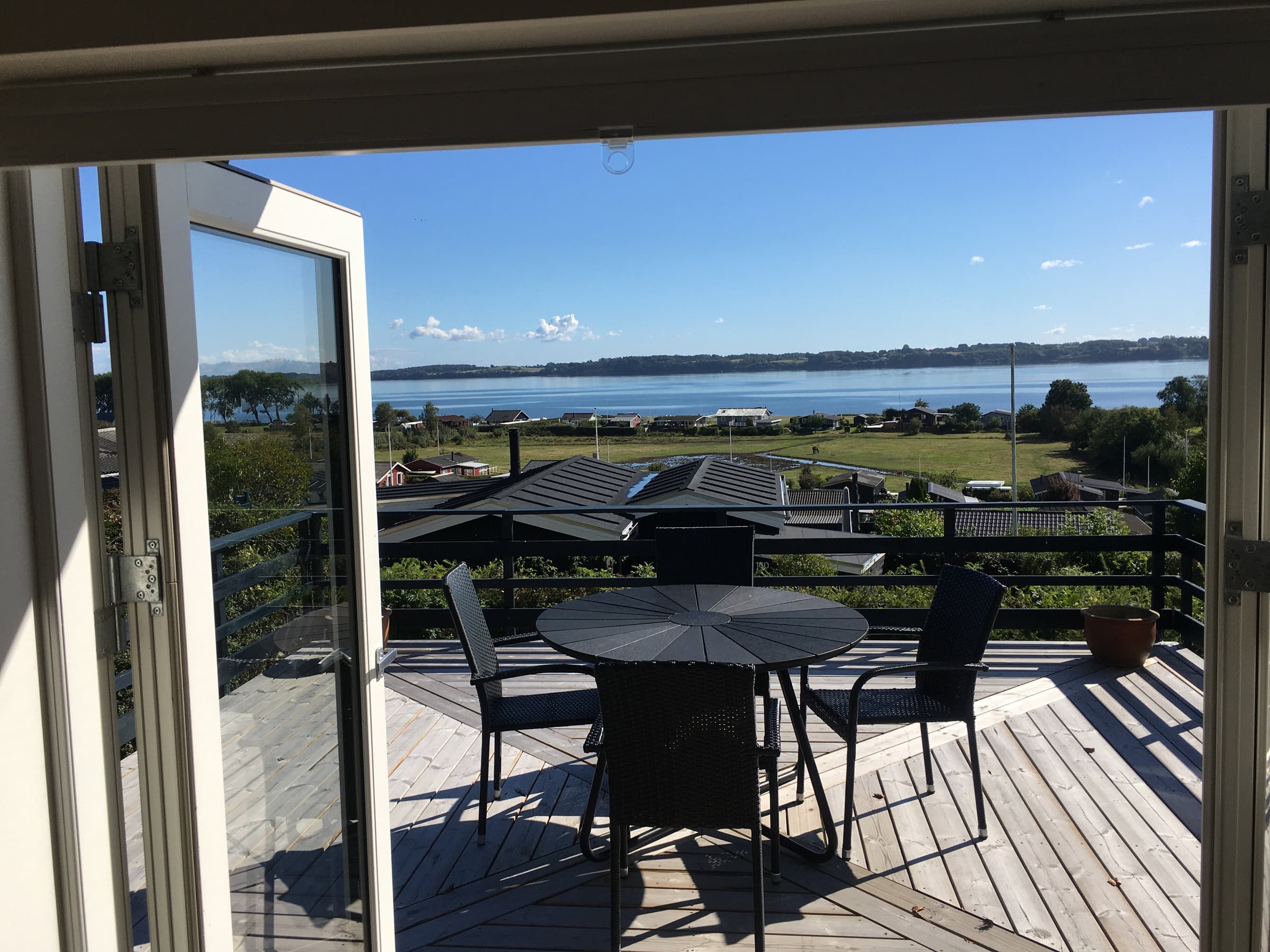 Nyrestaureret sommerhus med smuk havudsigt - billede 1