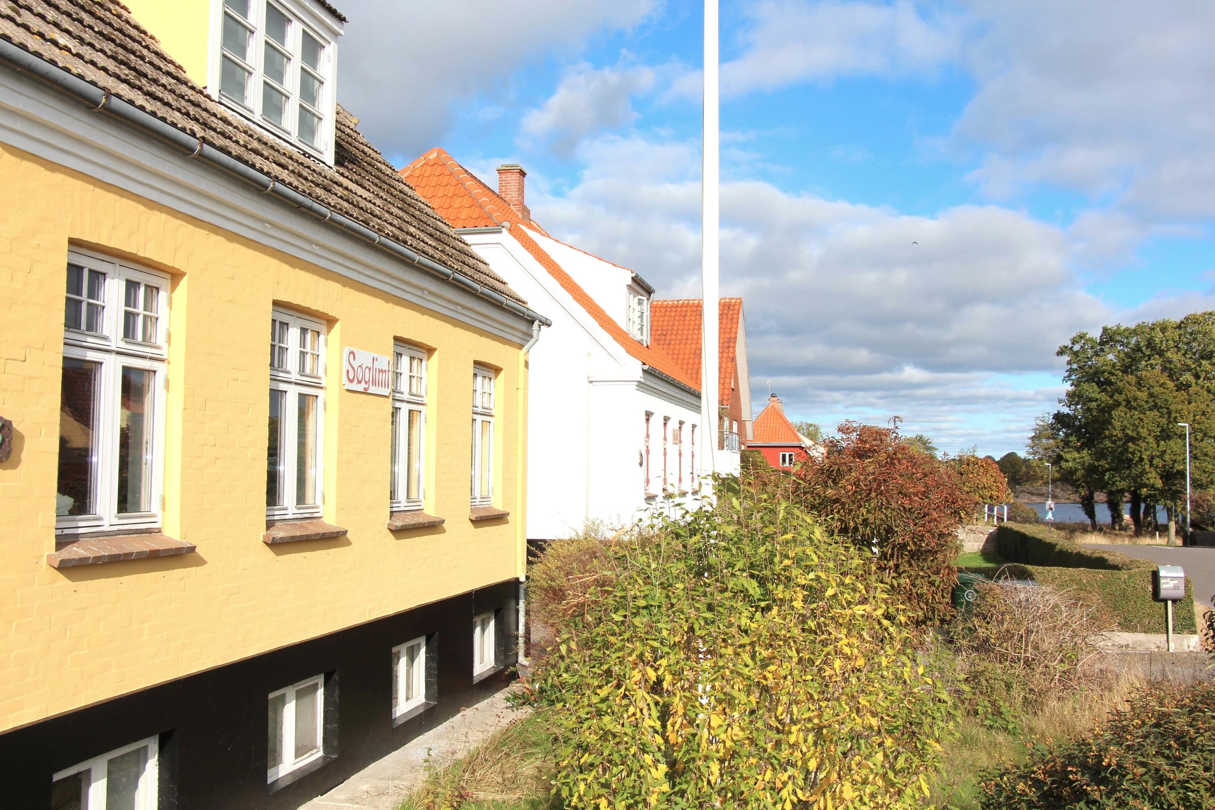 Sommerhus i Årsdale med smuk havudsigt - billede 1