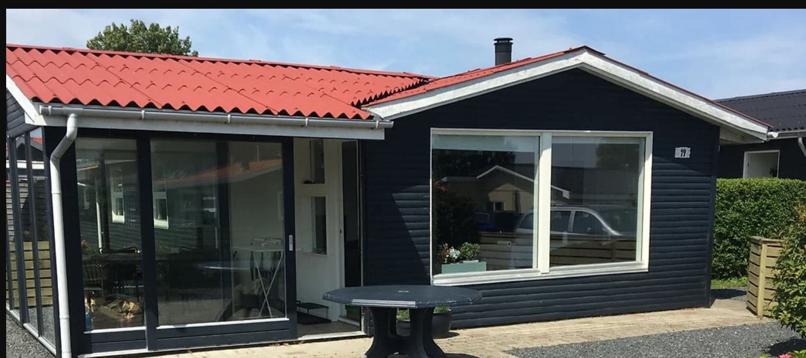 Sommerhus nær stranden i populært sommerhusområde - billede 1