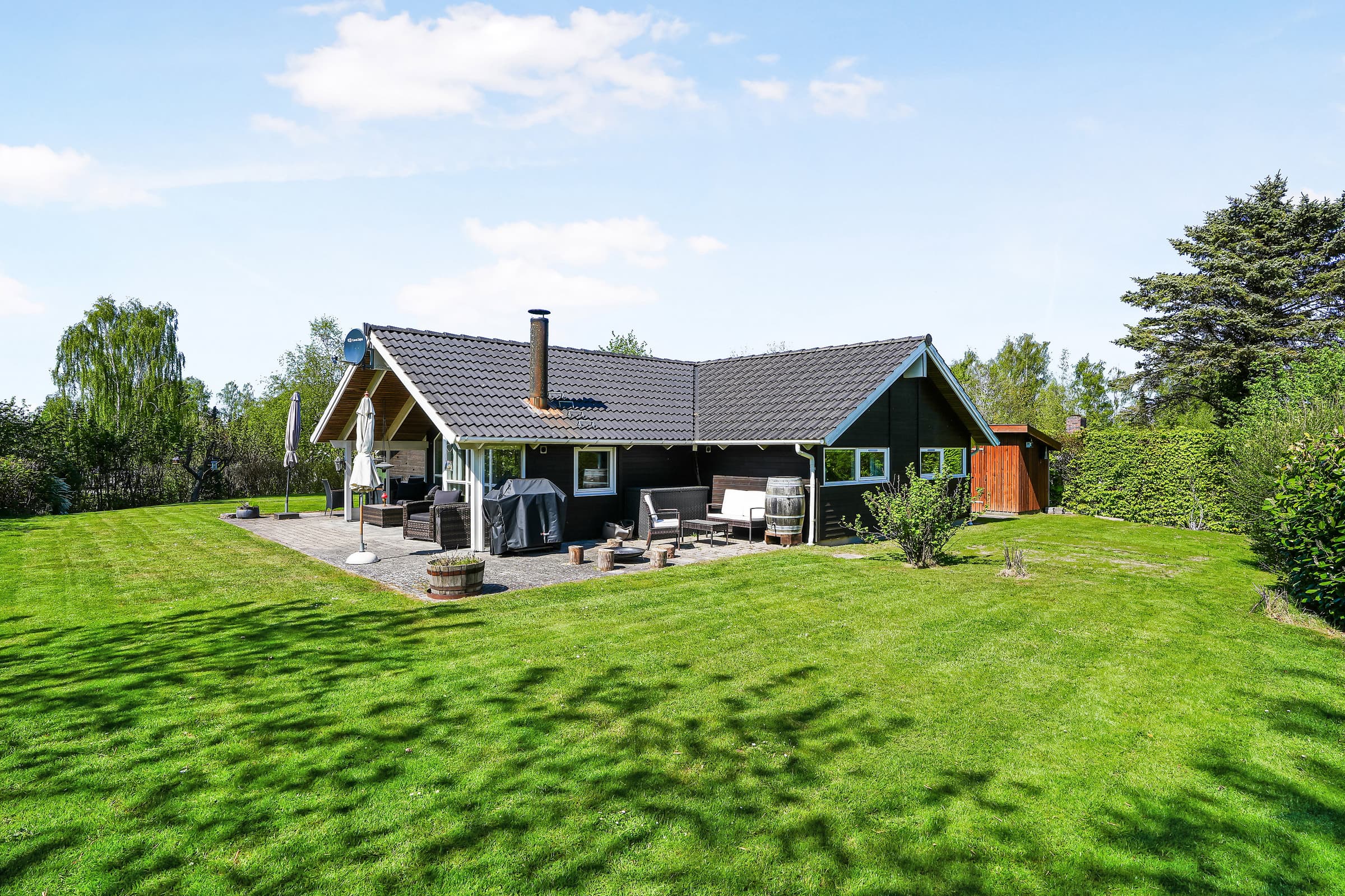 Lyst og indbydende sommerhus i Nordsjælland - billede 1