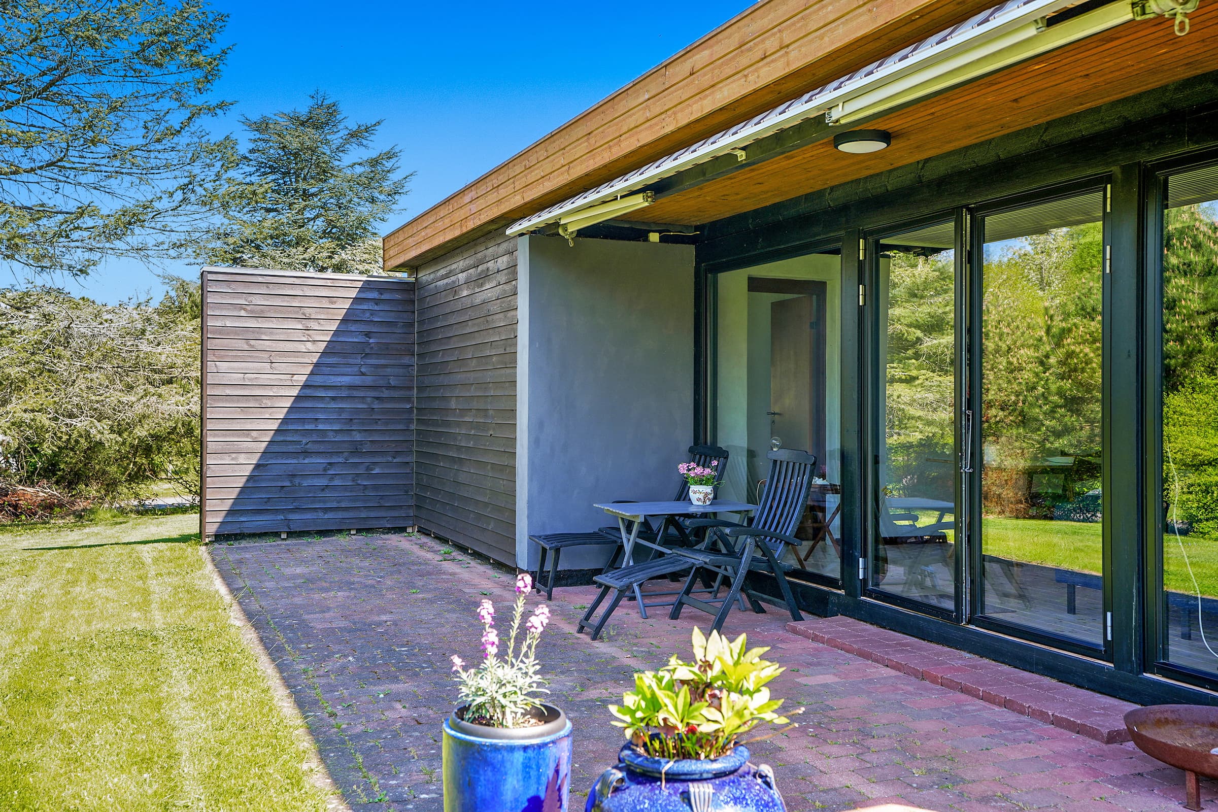 Lækkert sommerhus tæt by og strand - billede 1