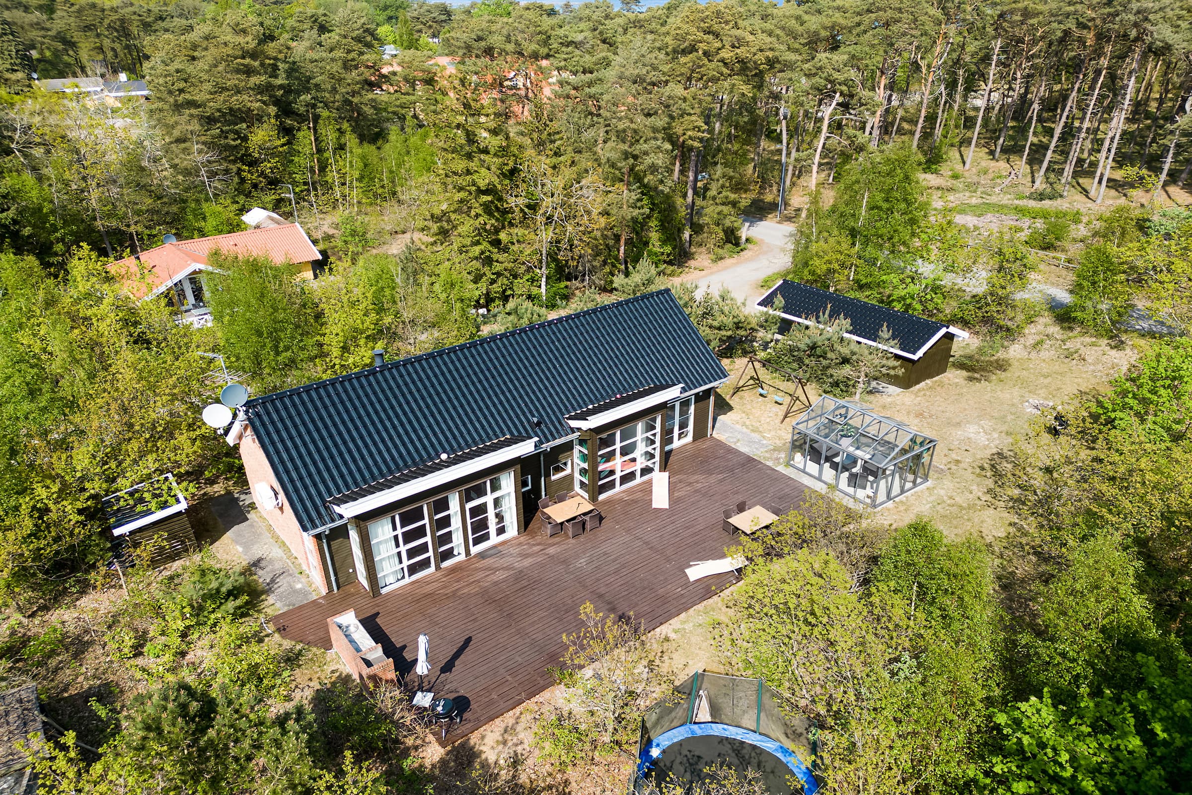 Lækkert feriehus på en dejlig naturgrund - billede 1