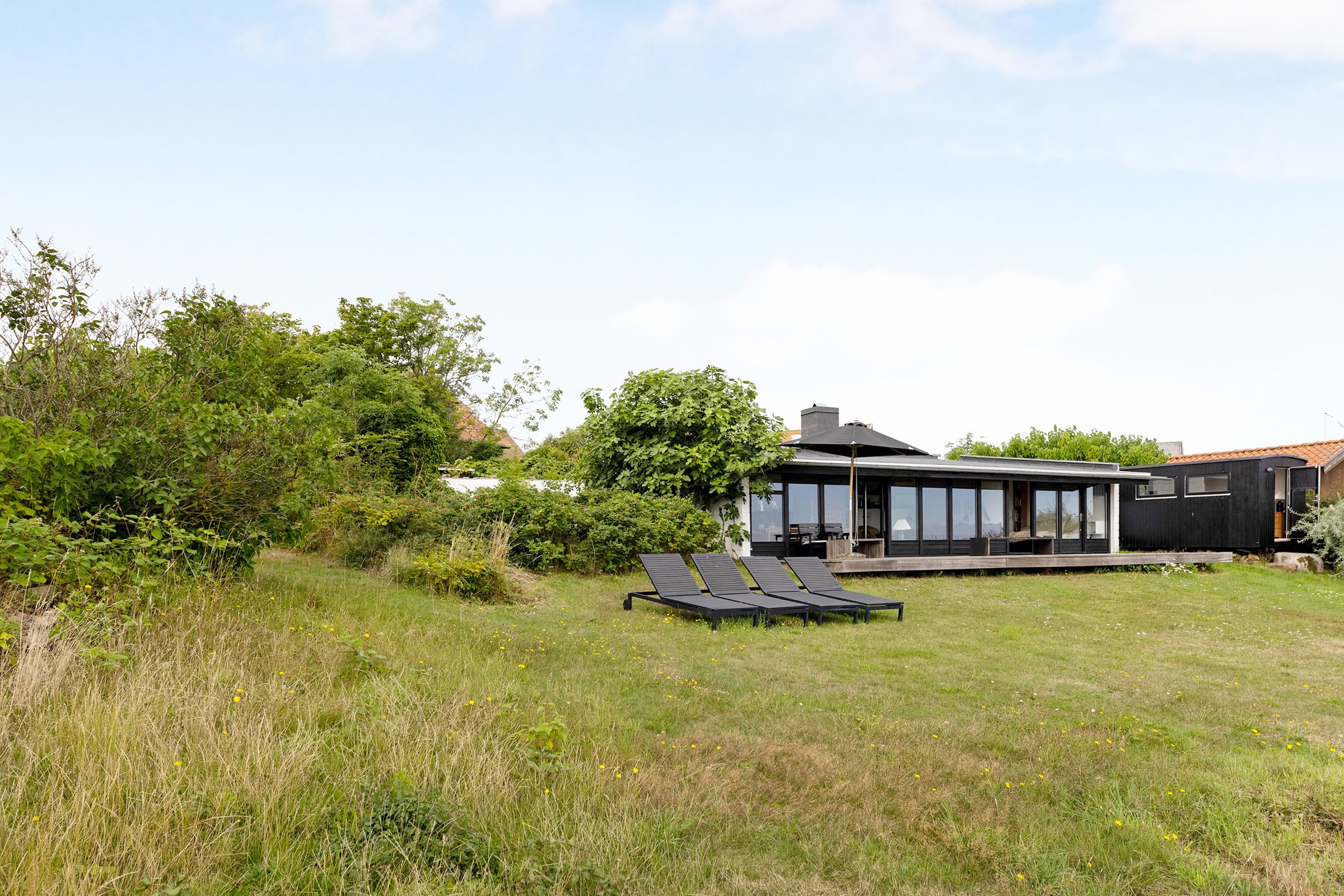 Arkitekttegnet sommerhus med havudsigt - billede 1