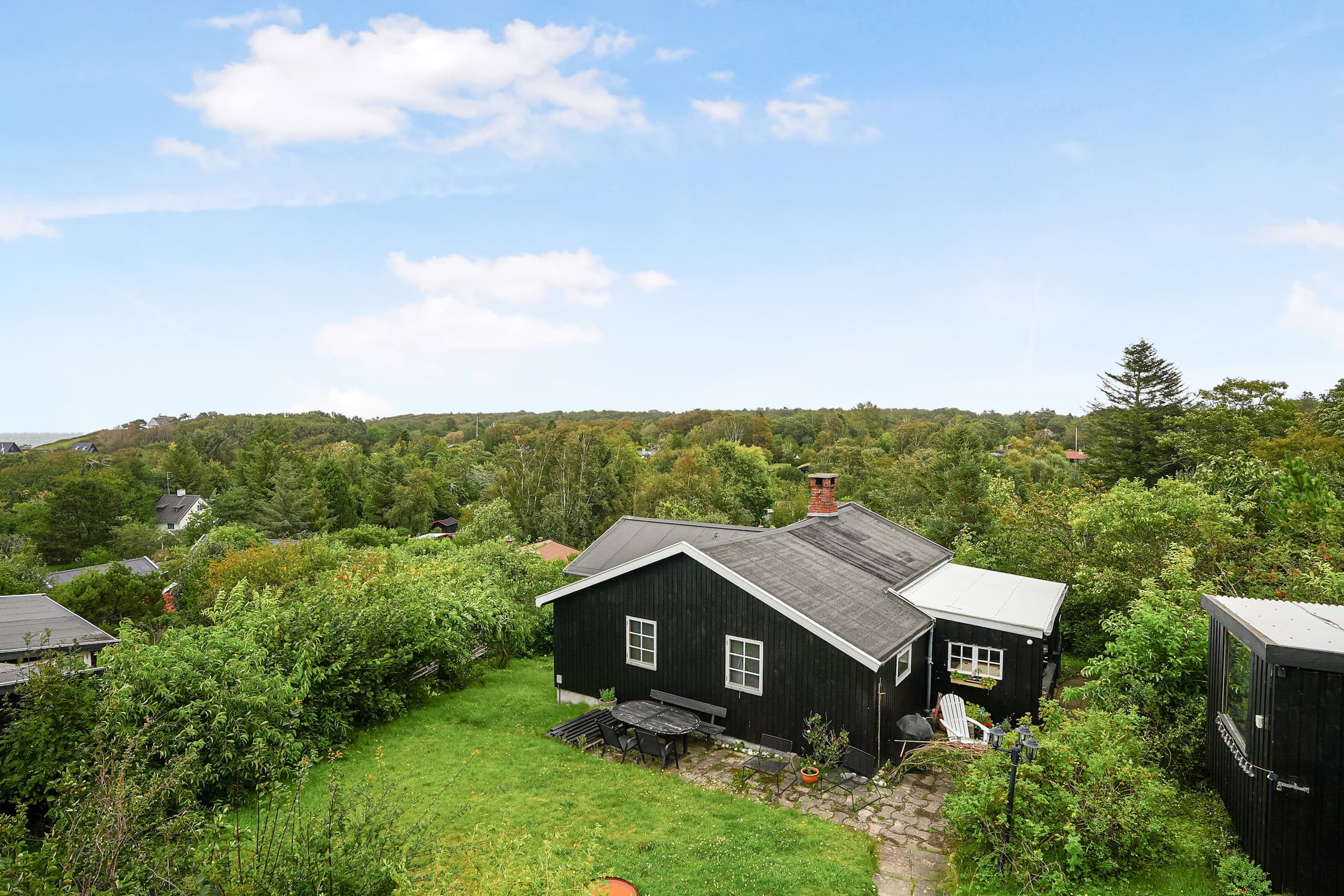 Kystnært sommerhus i Rågeleje med havkig - billede 1