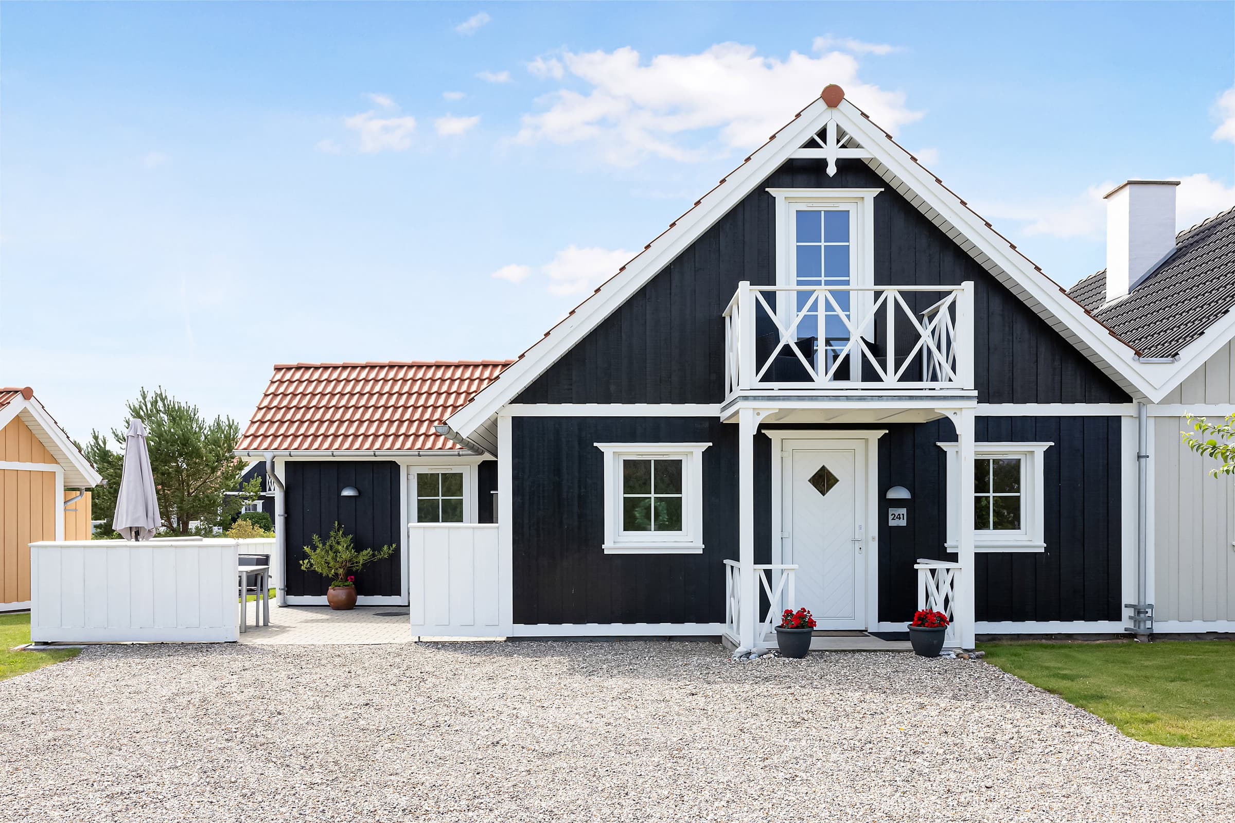 Hyggelig, central og moderne sommerhus nær havet - billede 1