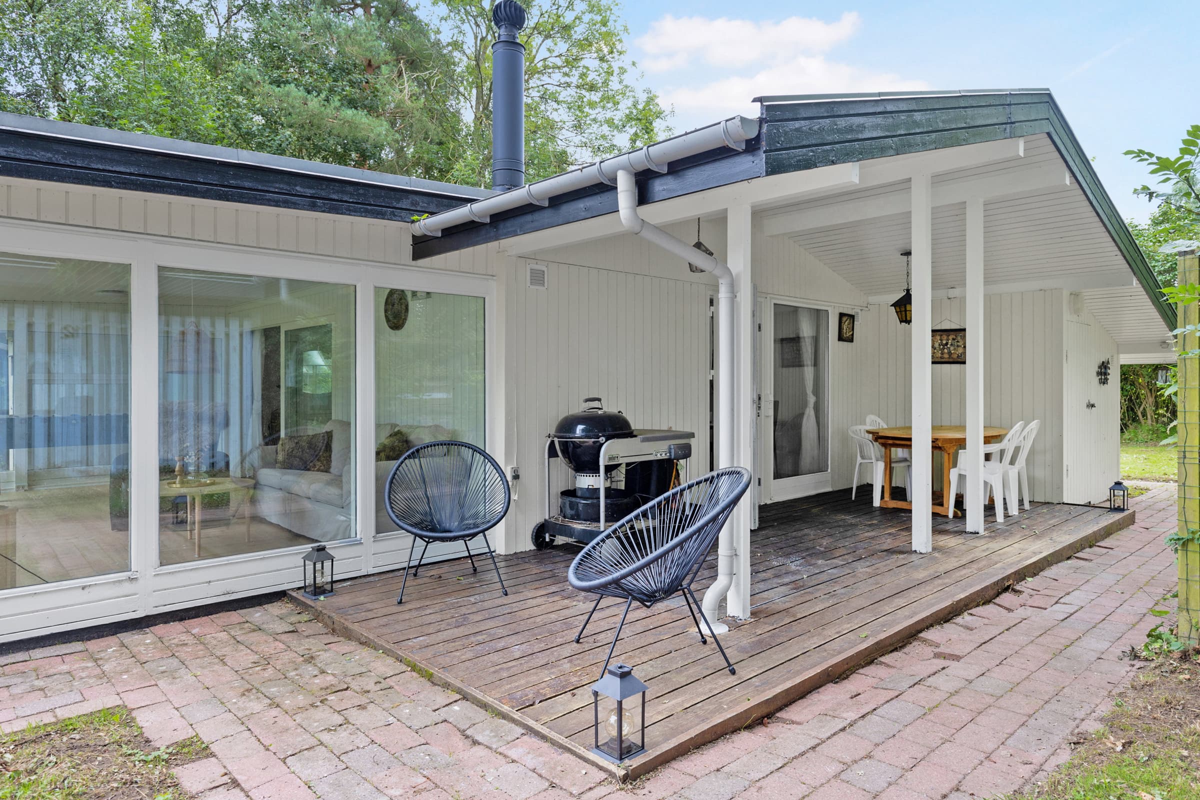 Nyrenoveret sommerhus midt i skoven - billede 1