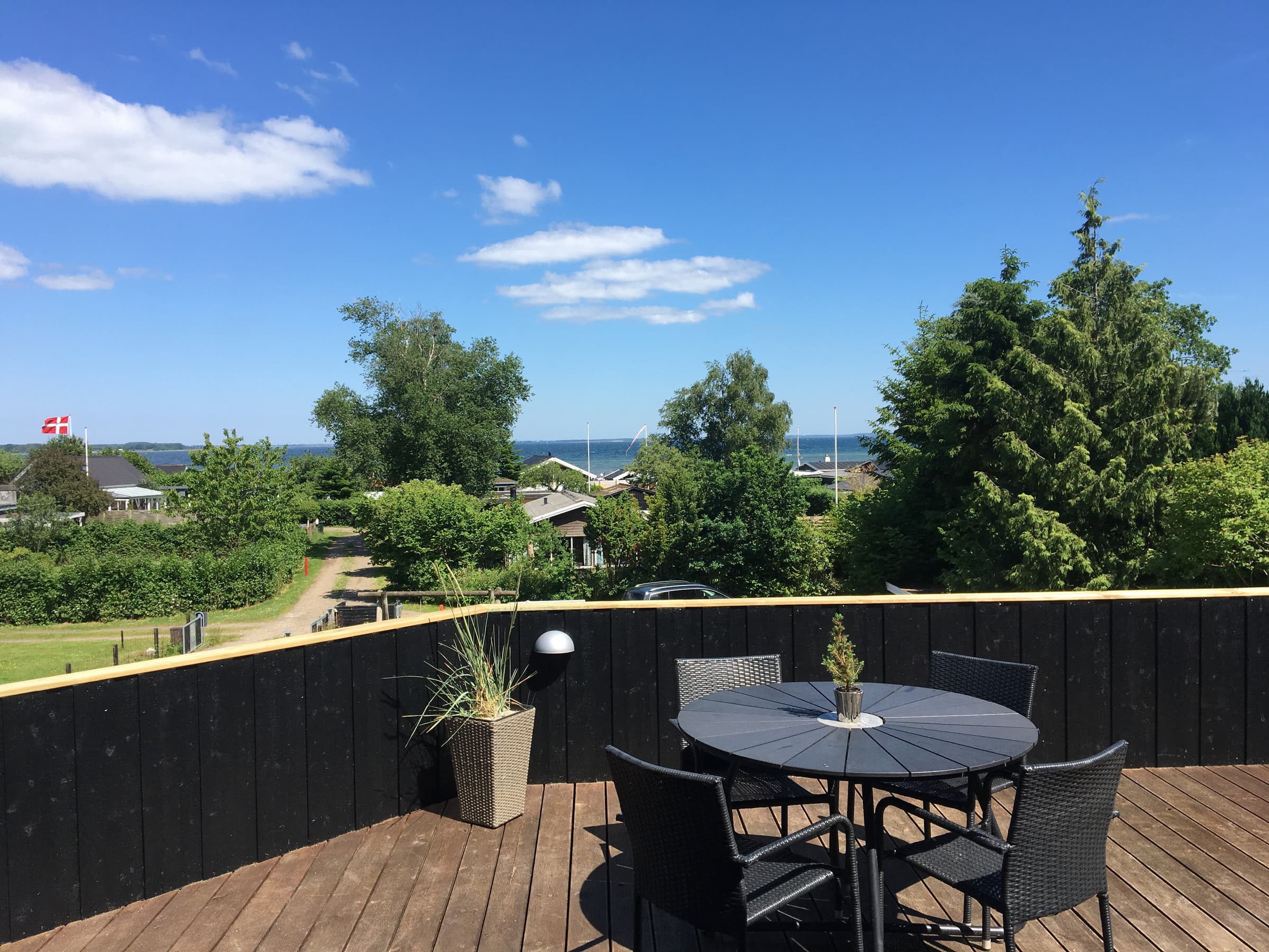 Sommerhus i Grønninghoved strand med udsigt - billede 1