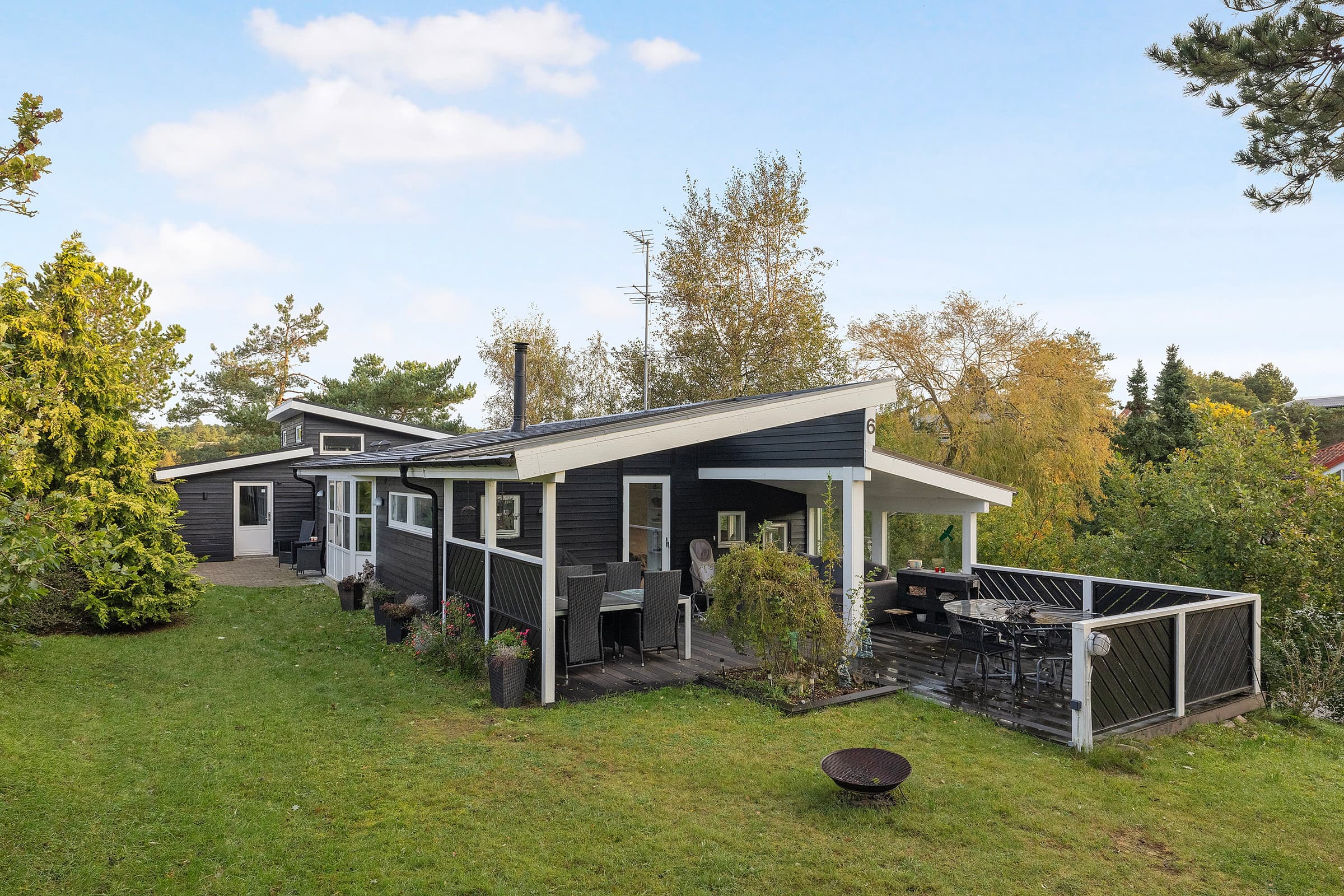 Tæt på strand og skov og Ebeltoft - billede 1
