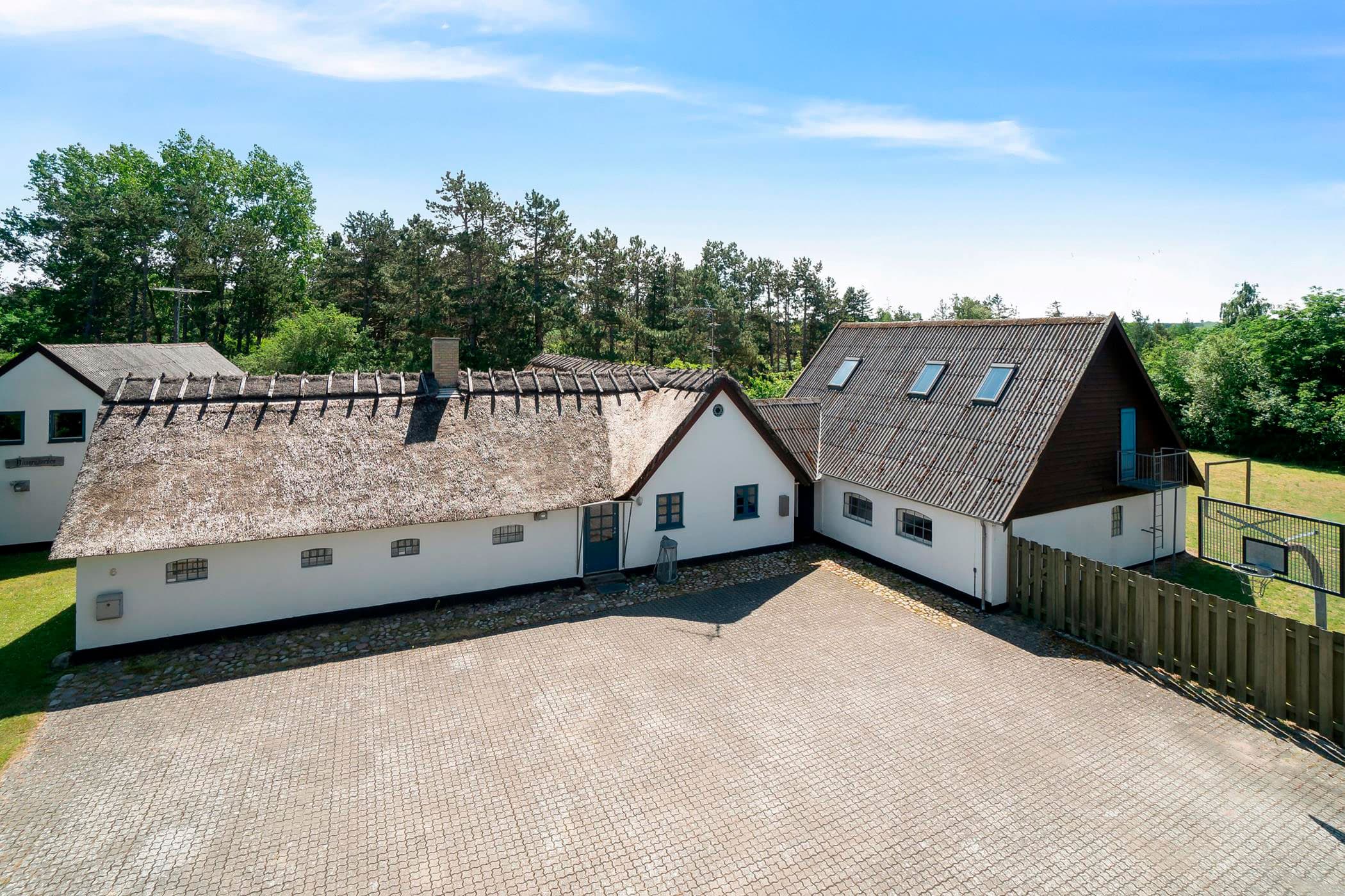 Stort sommerhus tæt på vandet - billede 1