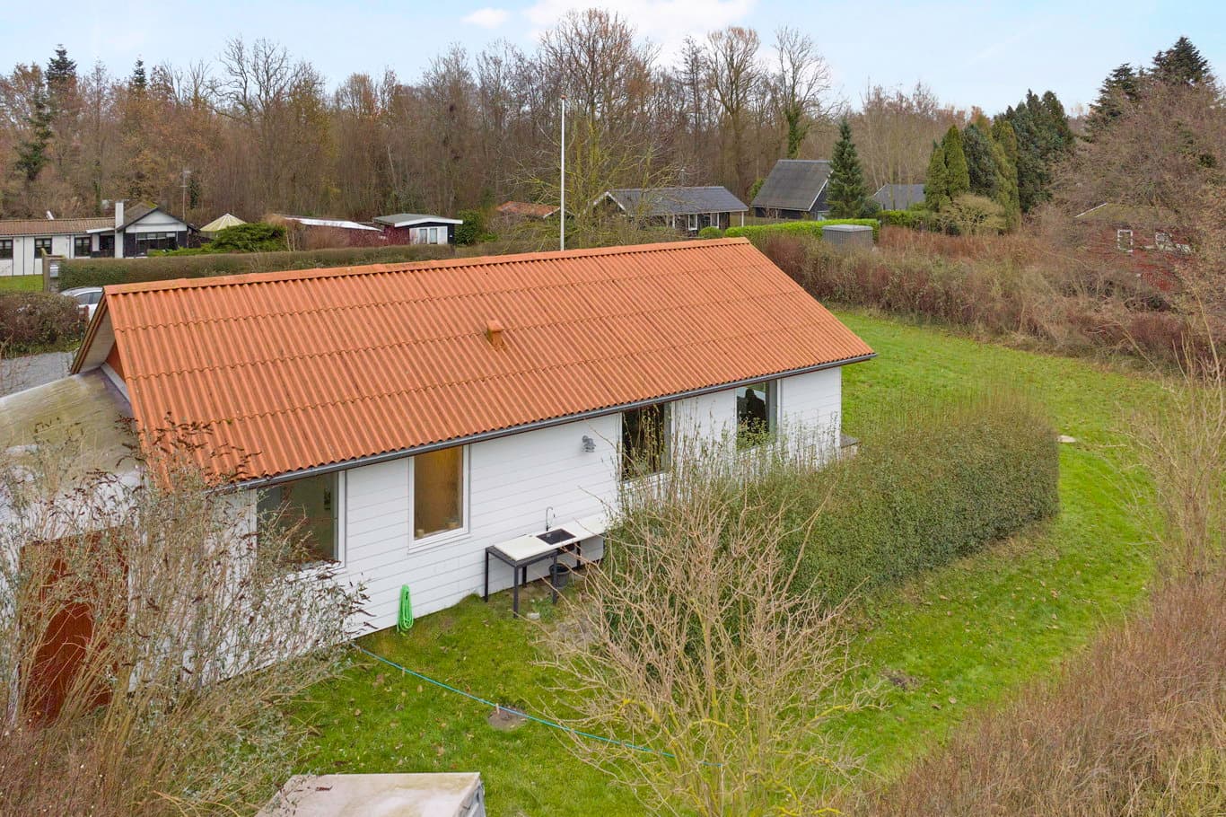 Flot ny-renoveret sommerhus, 300 meter fra vandet - billede 1
