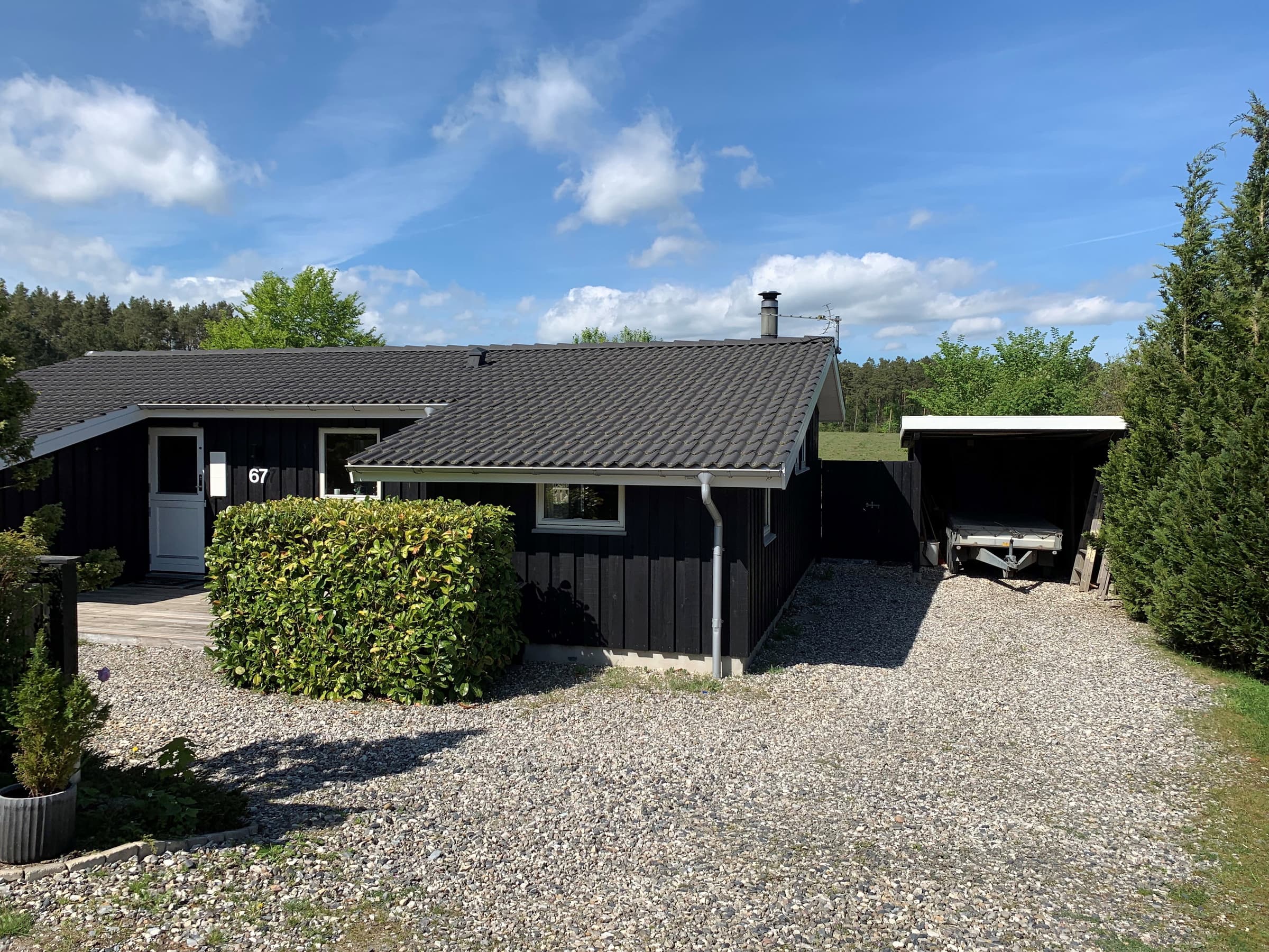 Skøn og ugeneret sommerhus med stor terrasse - billede 1