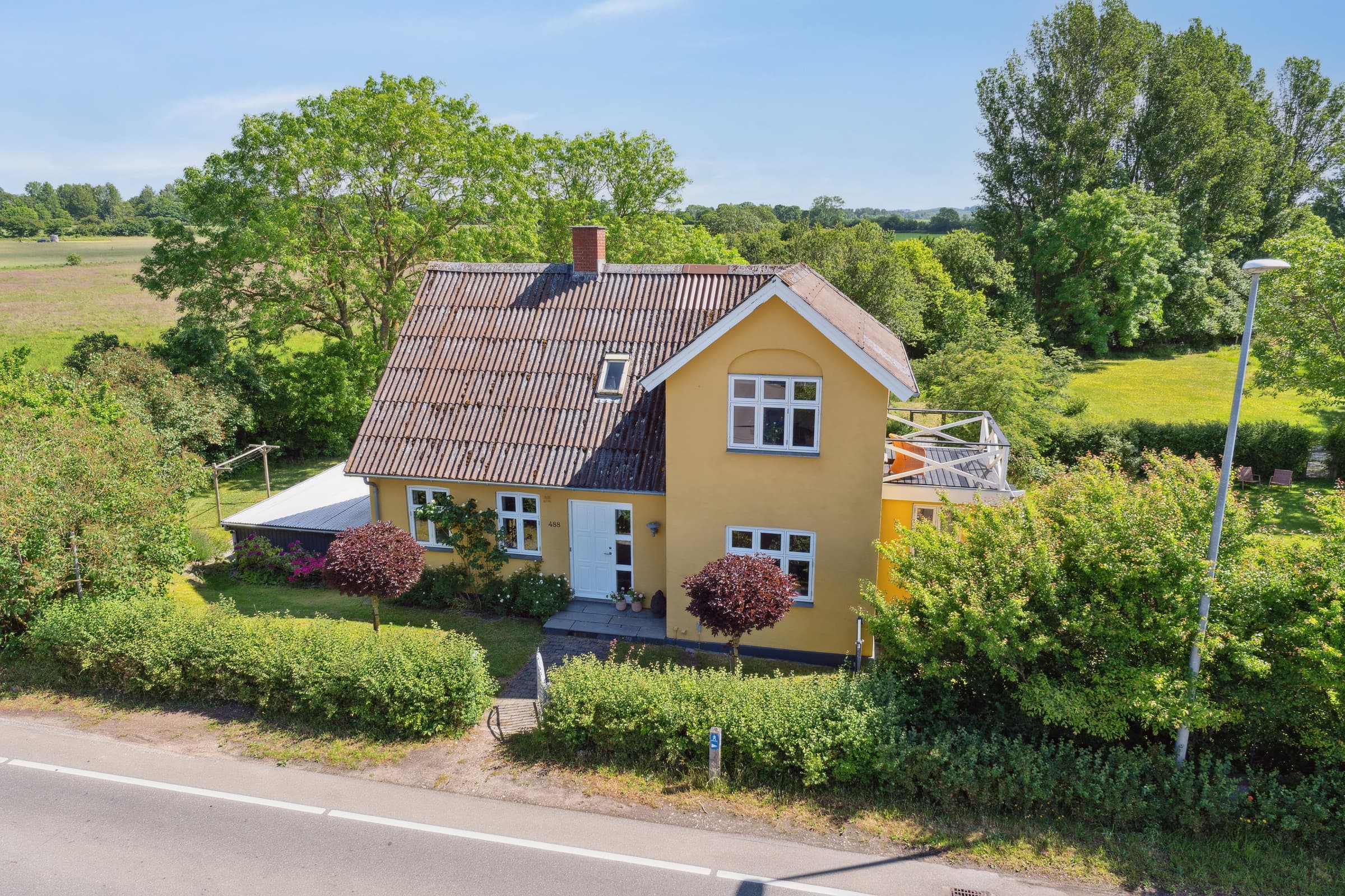 Smuk gul landvilla nær vandet - billede 1