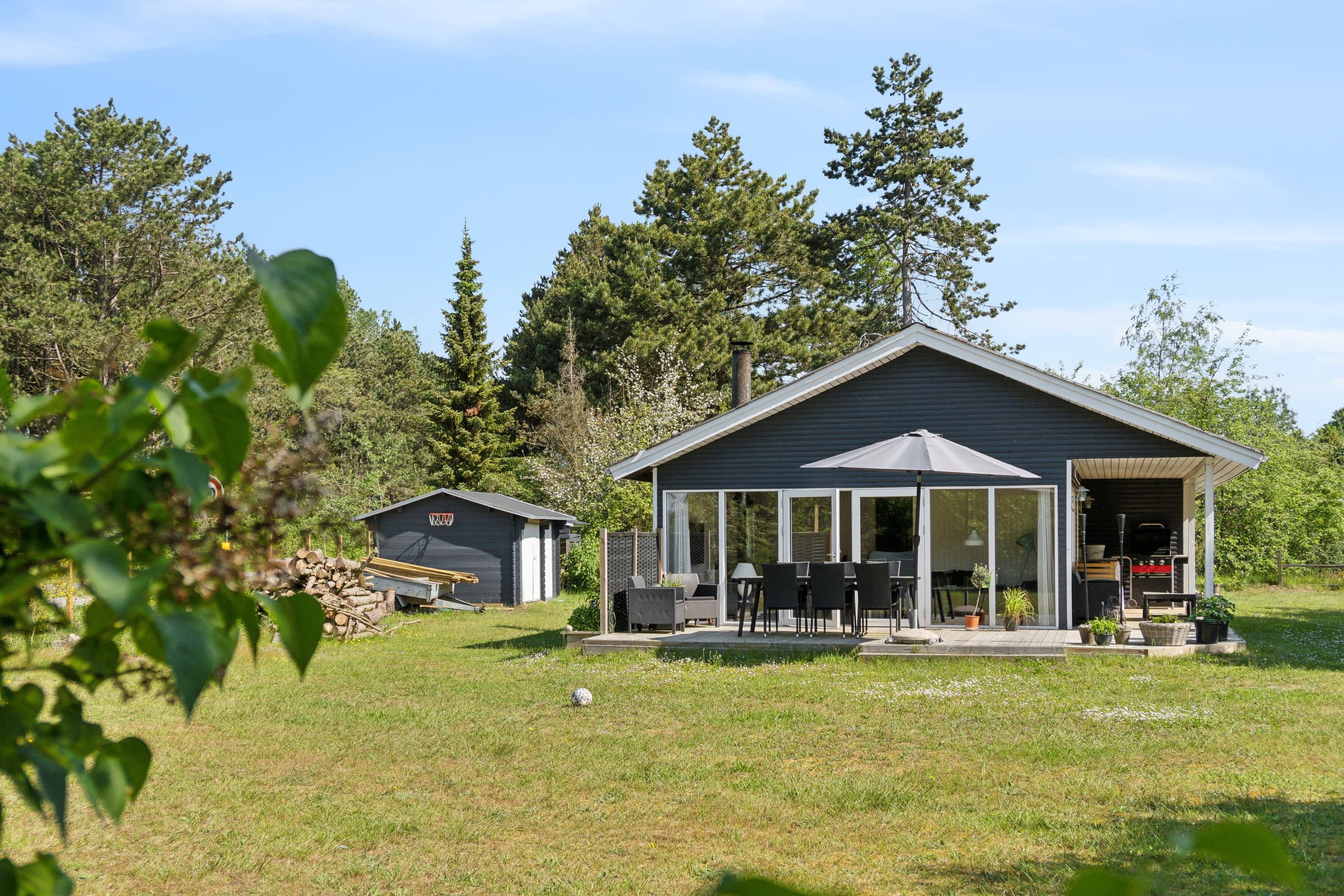 Hyggeligt sommerhus med vildmarksbad - billede 1