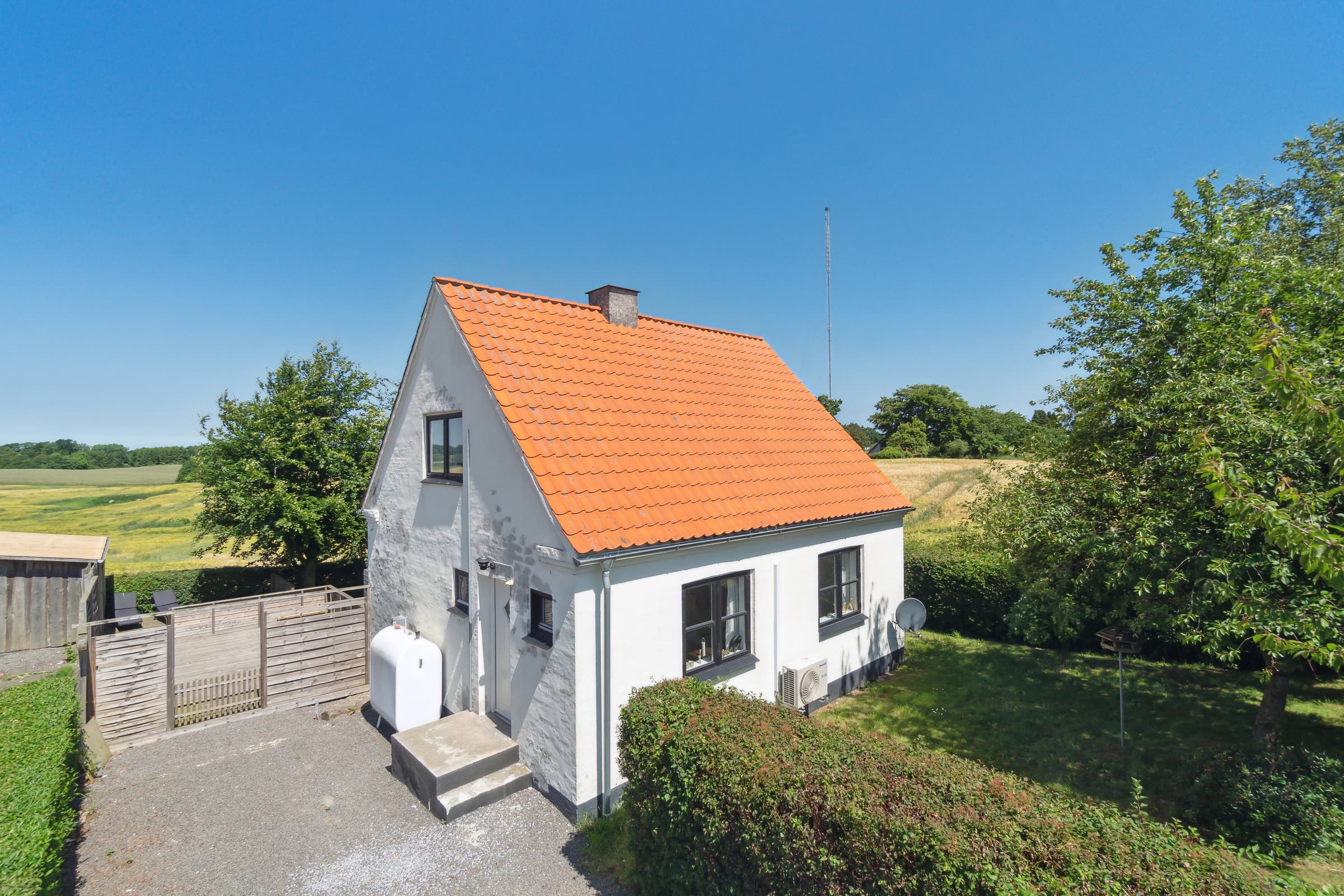 Dejligt sommerhus i idylliske omgivelser - billede 1