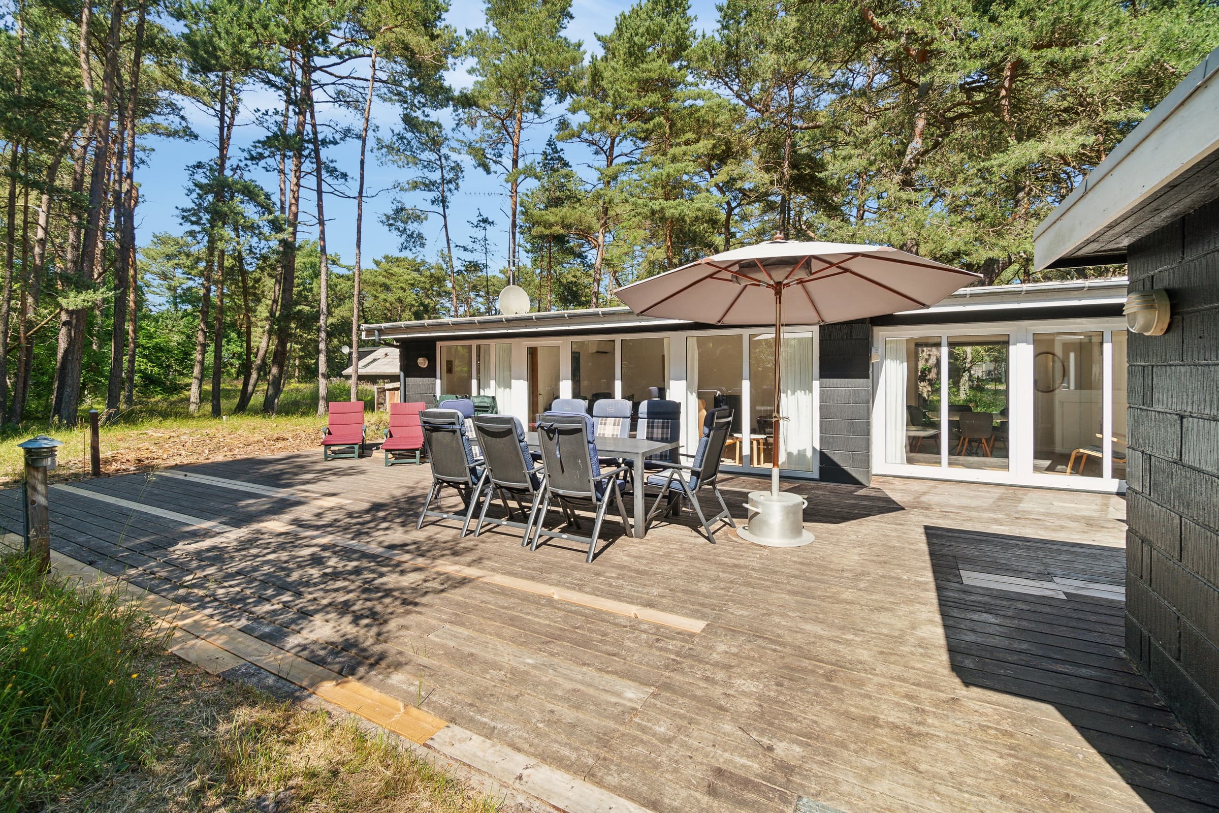 Dejligt sommerhus med sauna og terrasse - billede 1