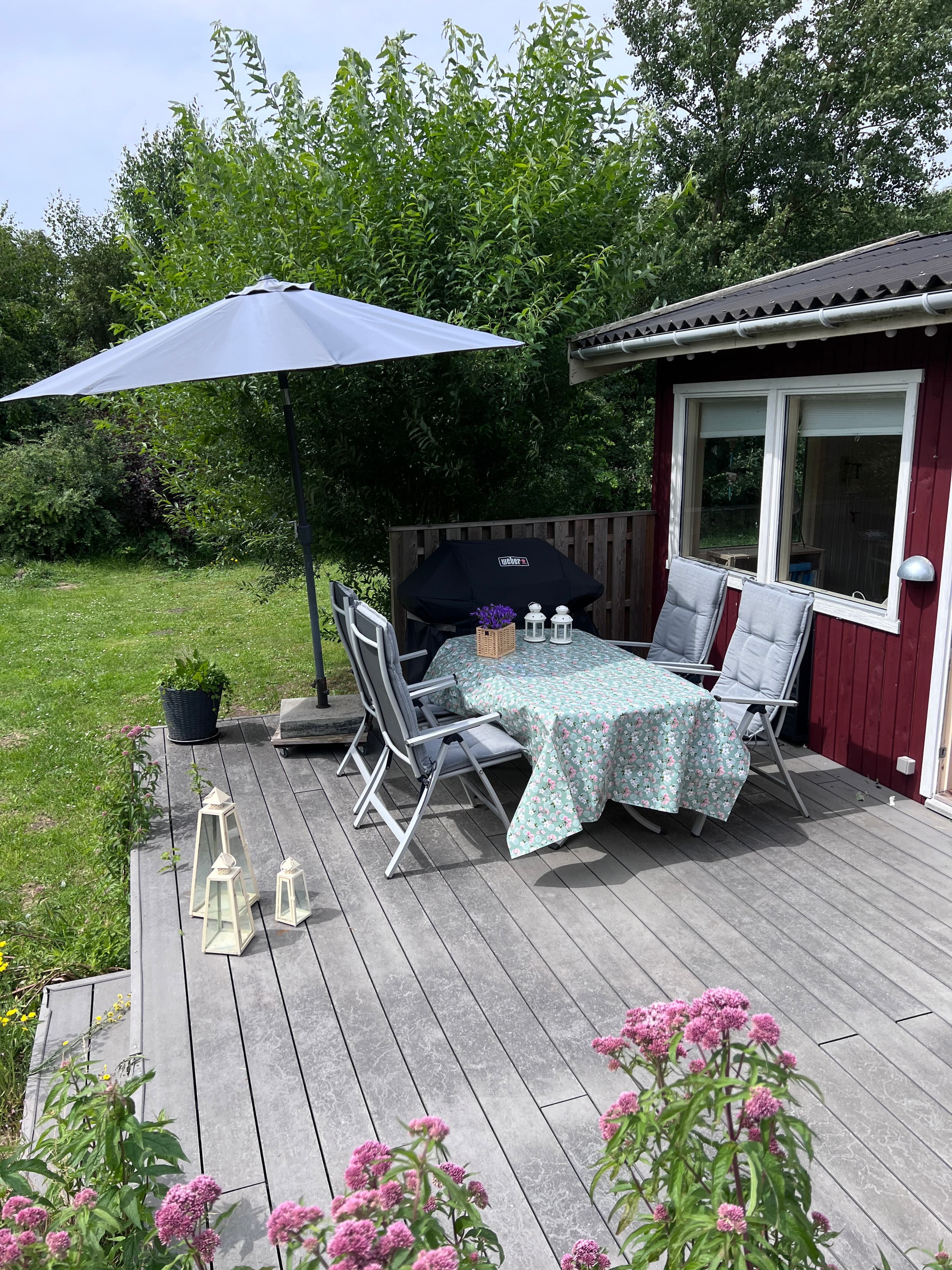 Hyggeligt sommerhus på ugenert grund - billede 1