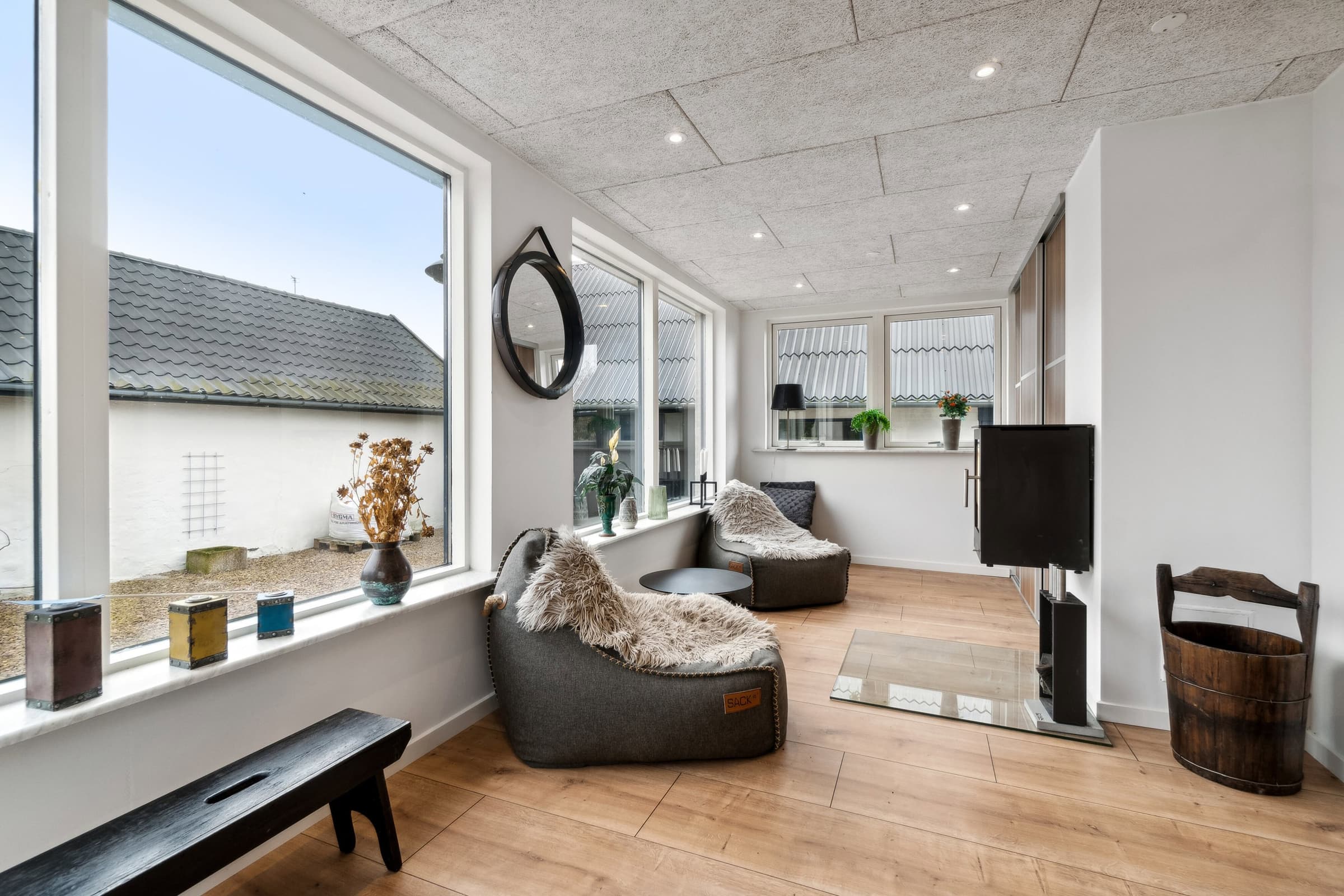Moderne hus i Aakirkeby med plads til afslapning - billede 1