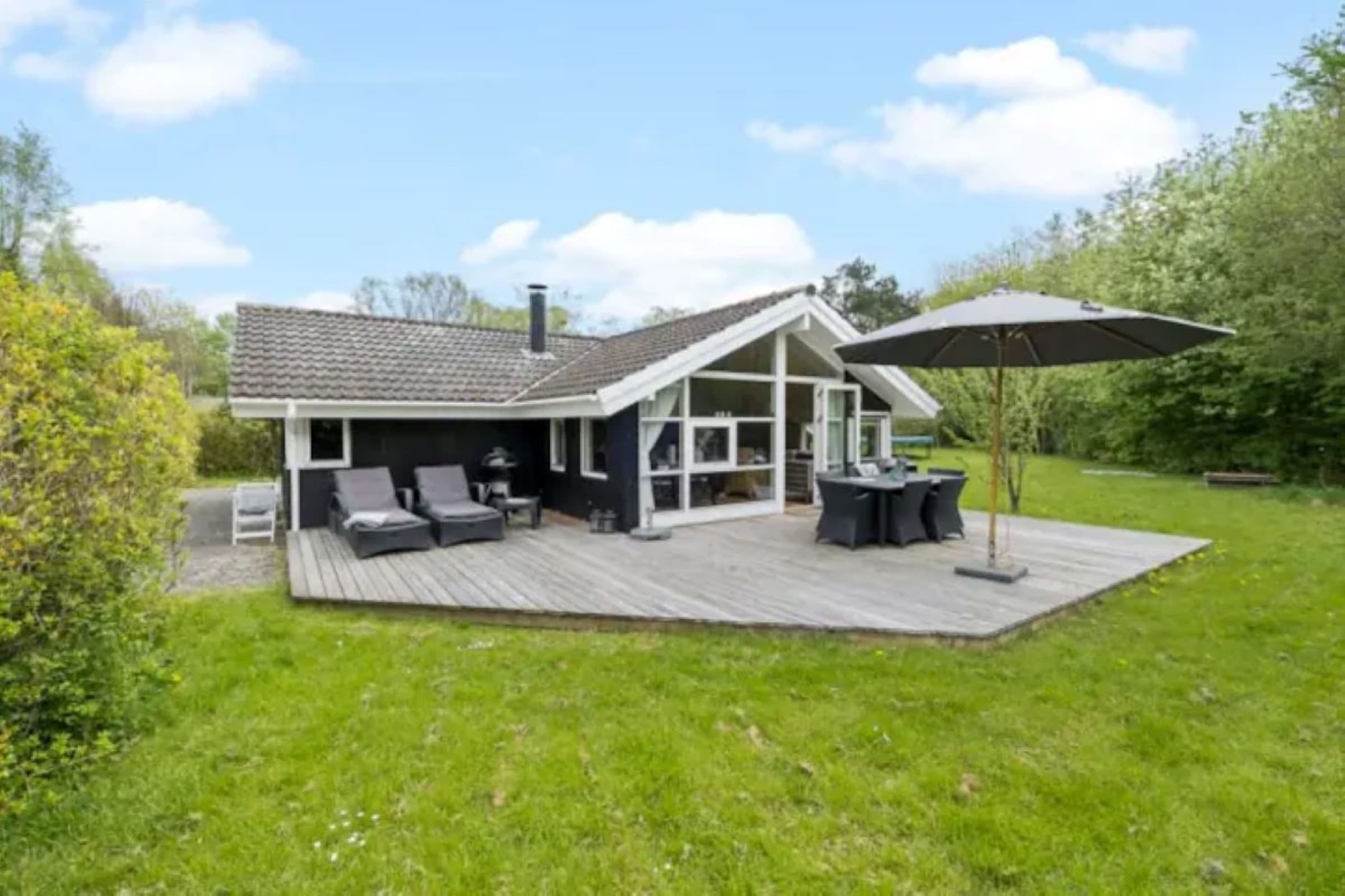 Hyggeligt sommerhus kun 200 m. fra stranden - billede 1