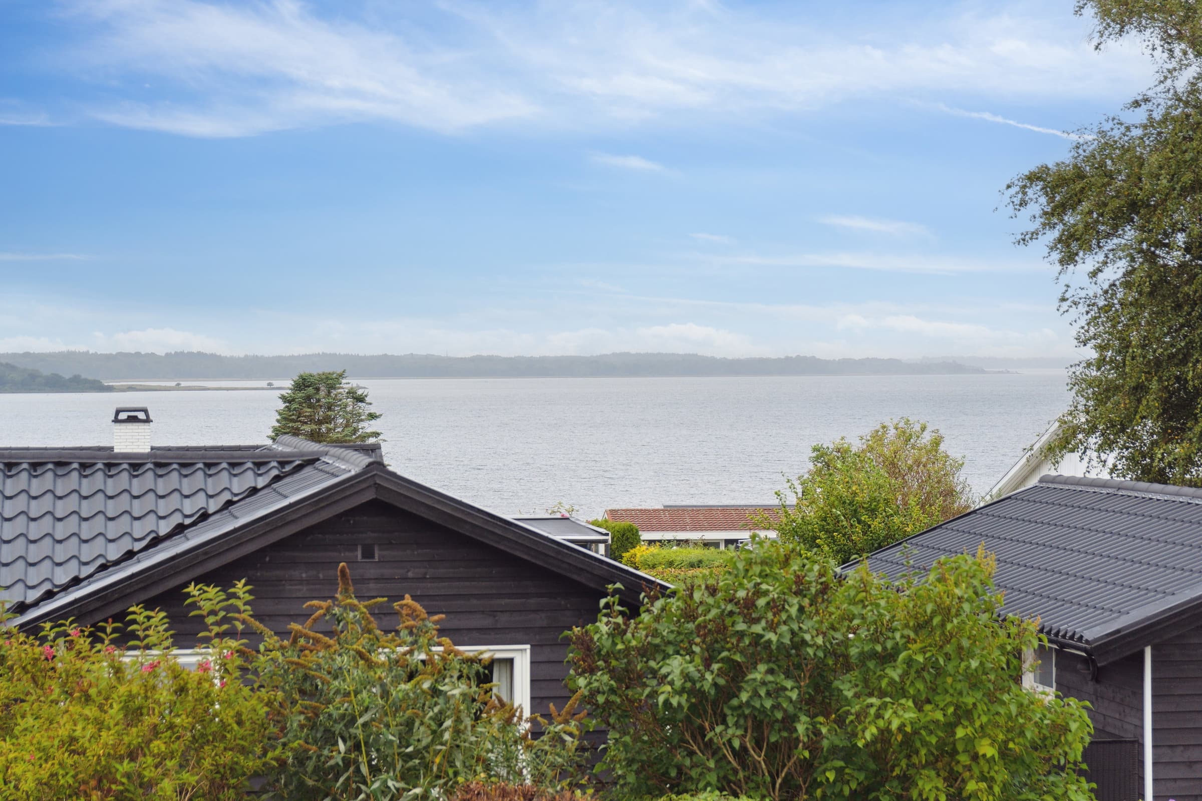 Familievenligt sommerhus med udsigt over fjorden - billede 1
