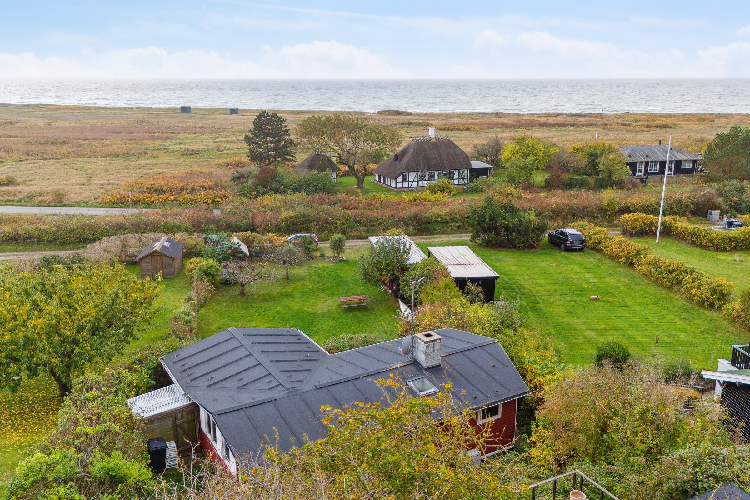 Sommerhus og anneks omringet af natur - billede 1