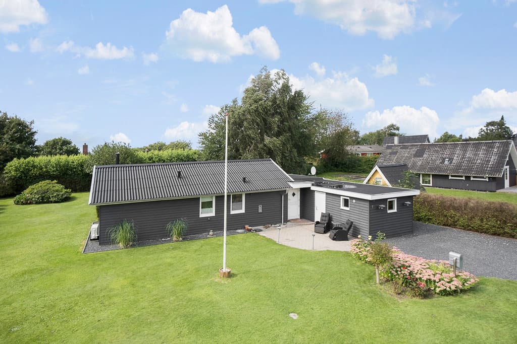 Sommerhus tæt på strand - billede 1