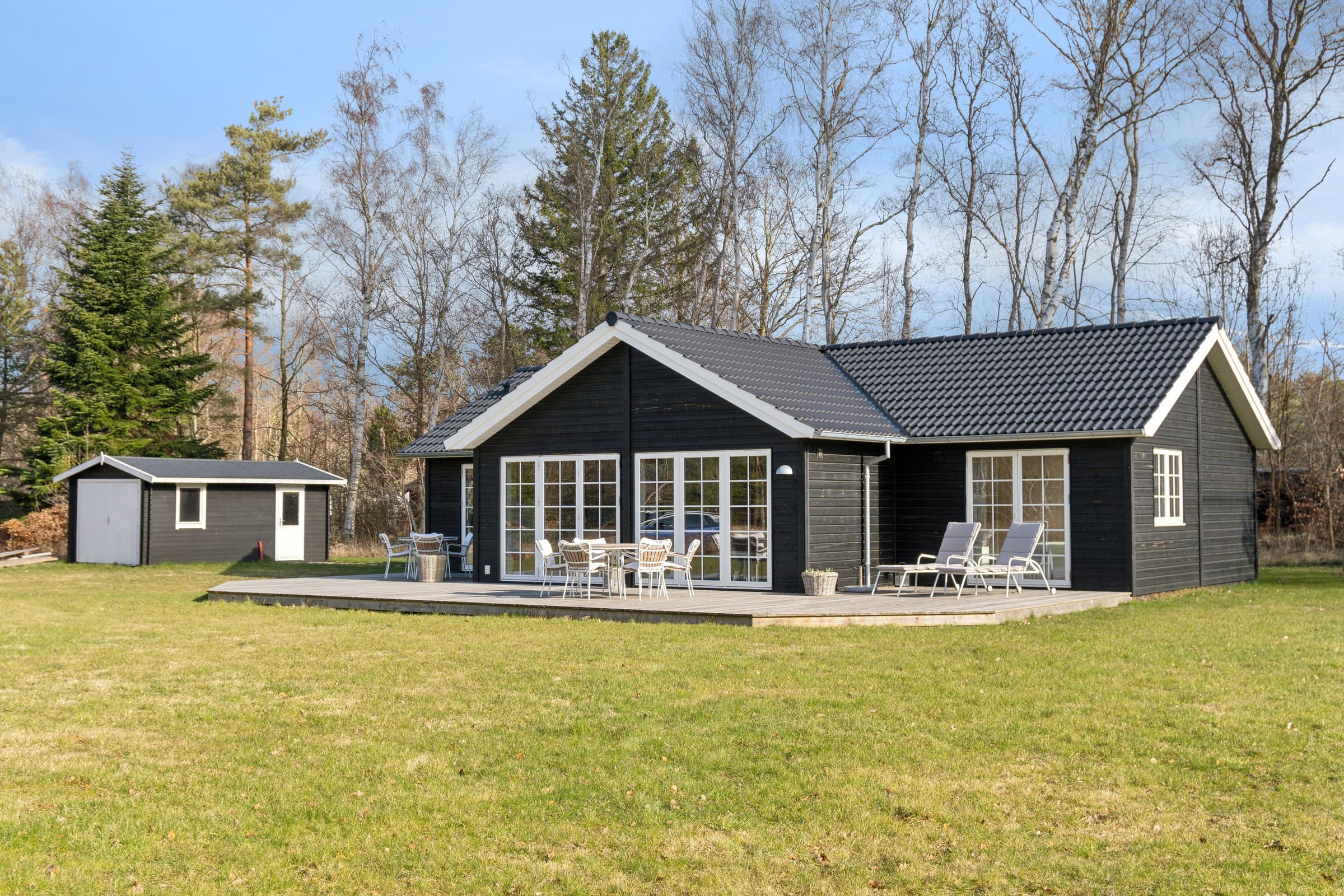 Moderne sommerhus med stor have tæt på strand - billede 1