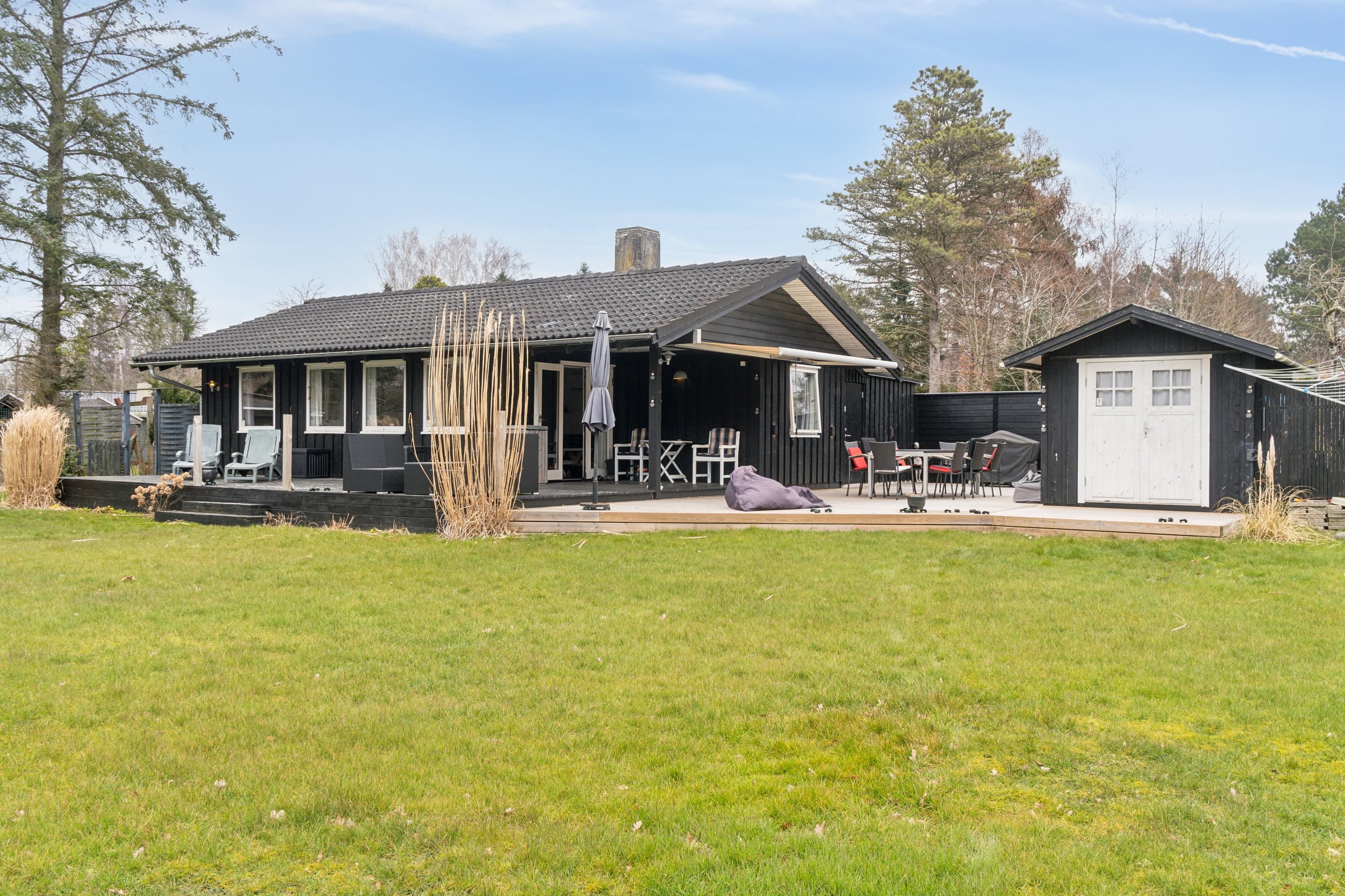 Sommerhus, rolige omgivelser, stort terrassemiljø - billede 1