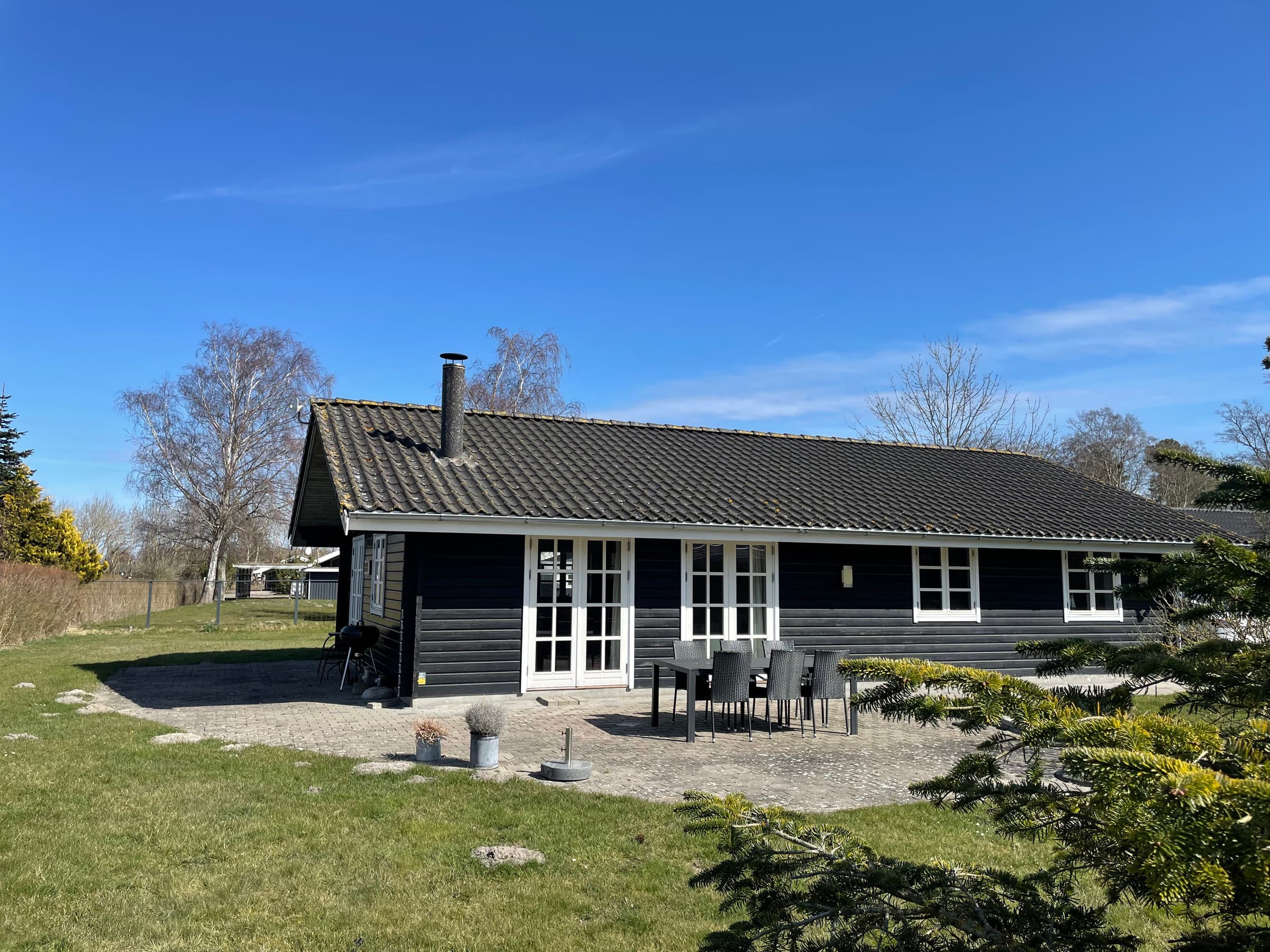 Dejligt sommerhus med ugeneret have. - billede 1