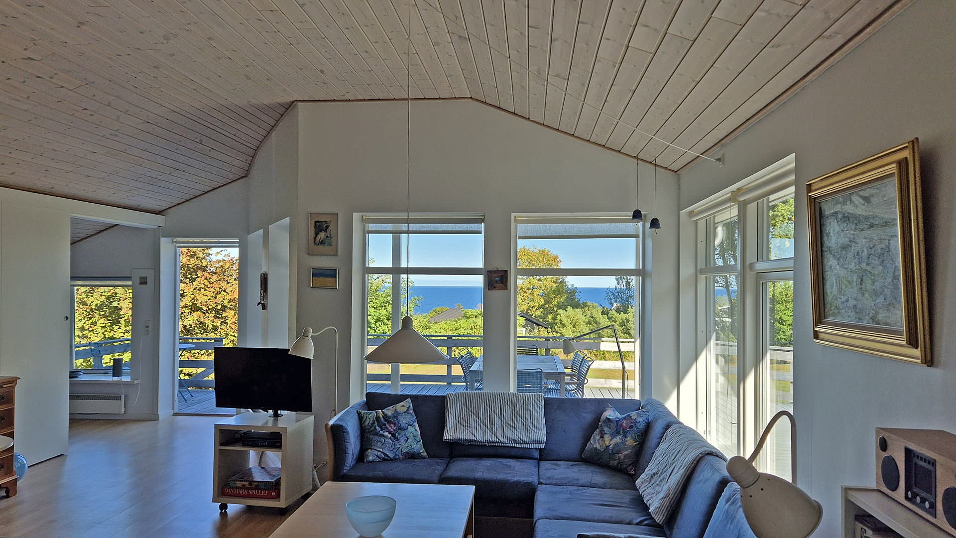 Sandkås med havudsigt, sandstrand og klipper - billede 1