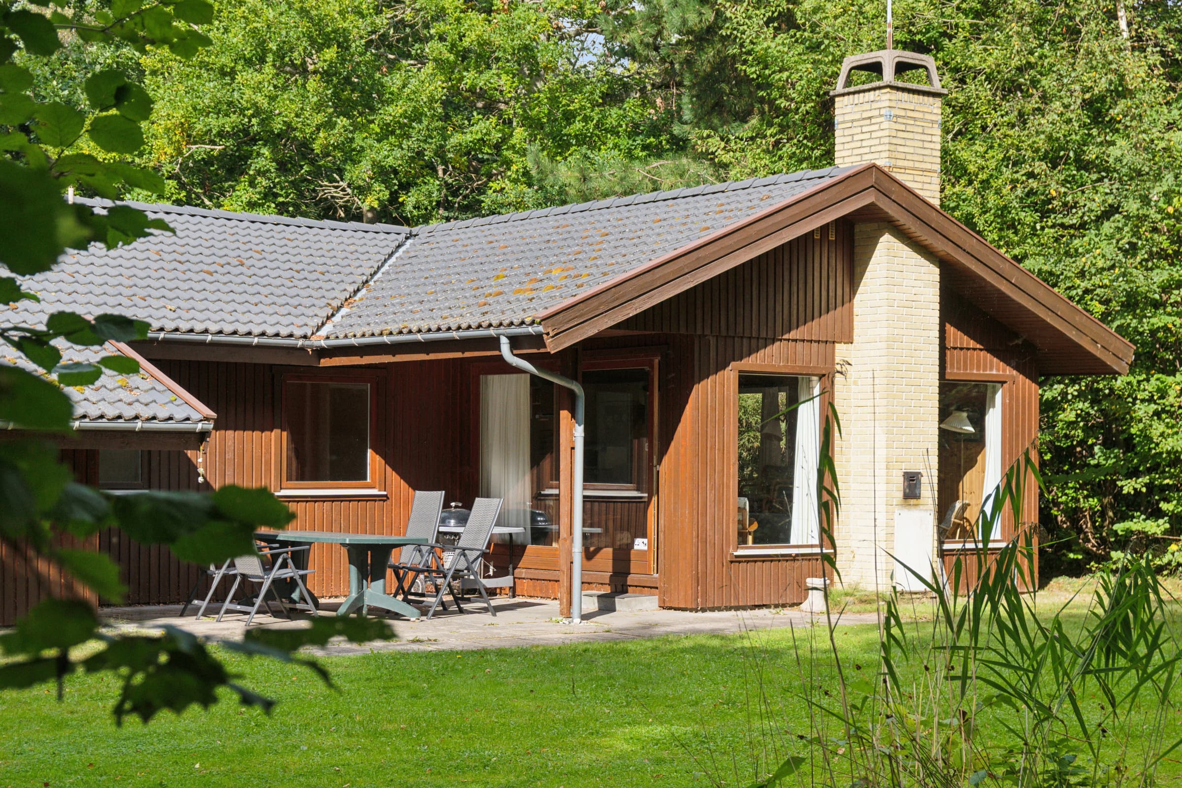 Hyggeligt sommerhus på naturgrund tæt på Dybesø - billede 1