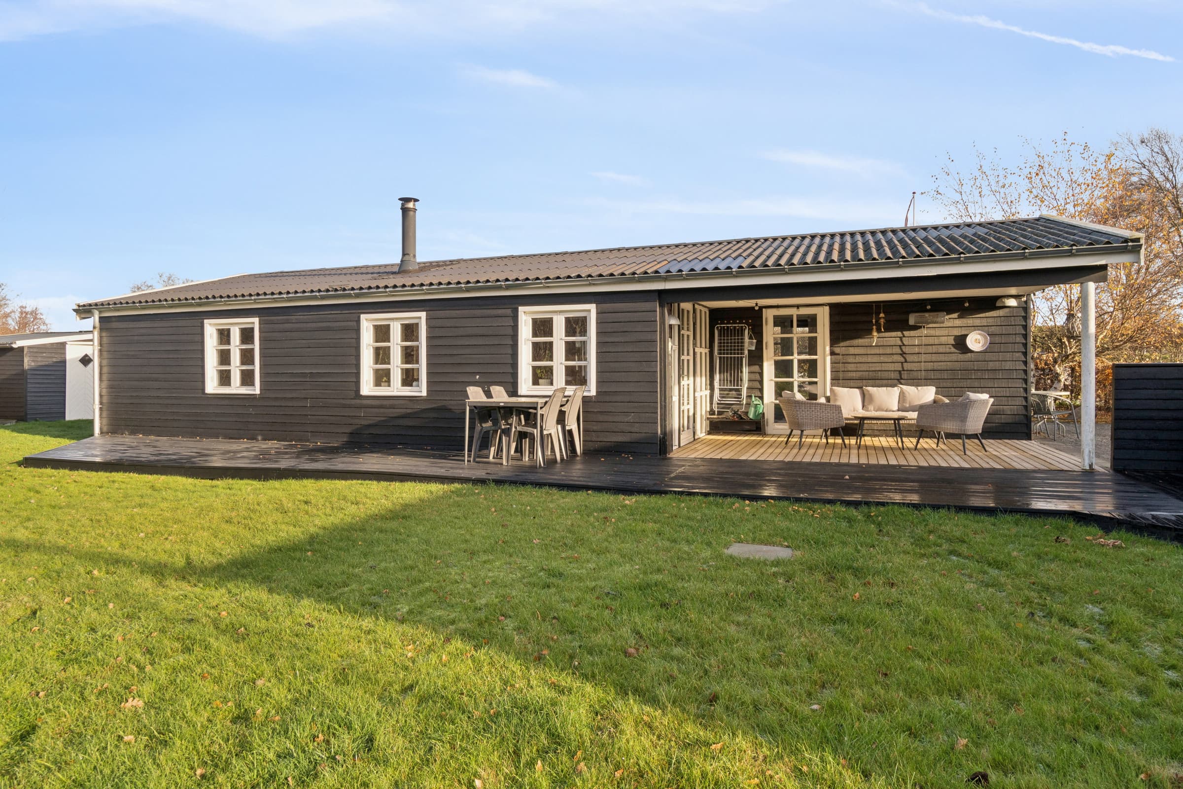 Klassisk sommerhus tæt på strand og natur - billede 1