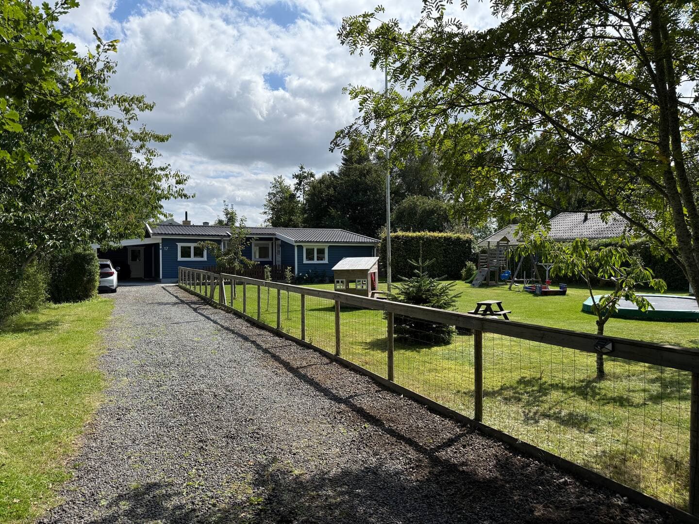 Familievenligt sommerhus nær skov og slot - billede 1