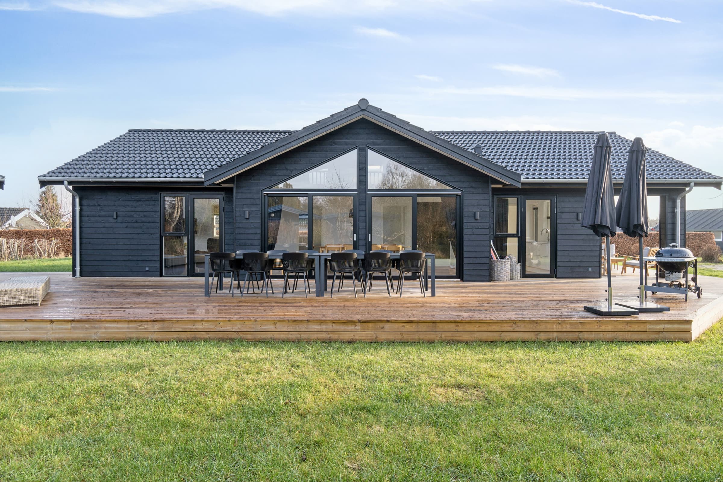 Moderne sommerhus med anneks og 10 sovepladser - billede 1