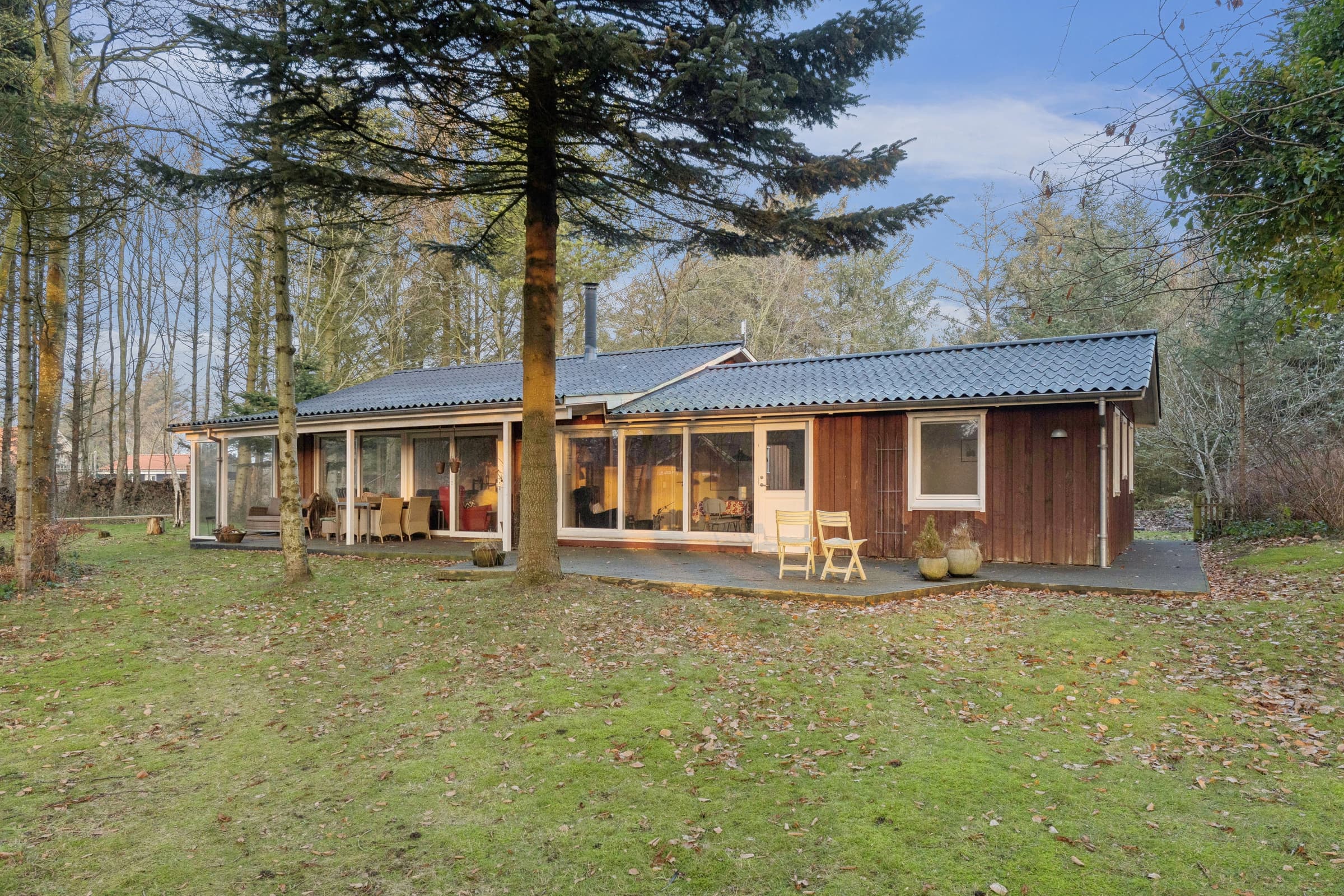 Hyggeligt ugenert sommerhus 800 m. fra stranden - billede 1