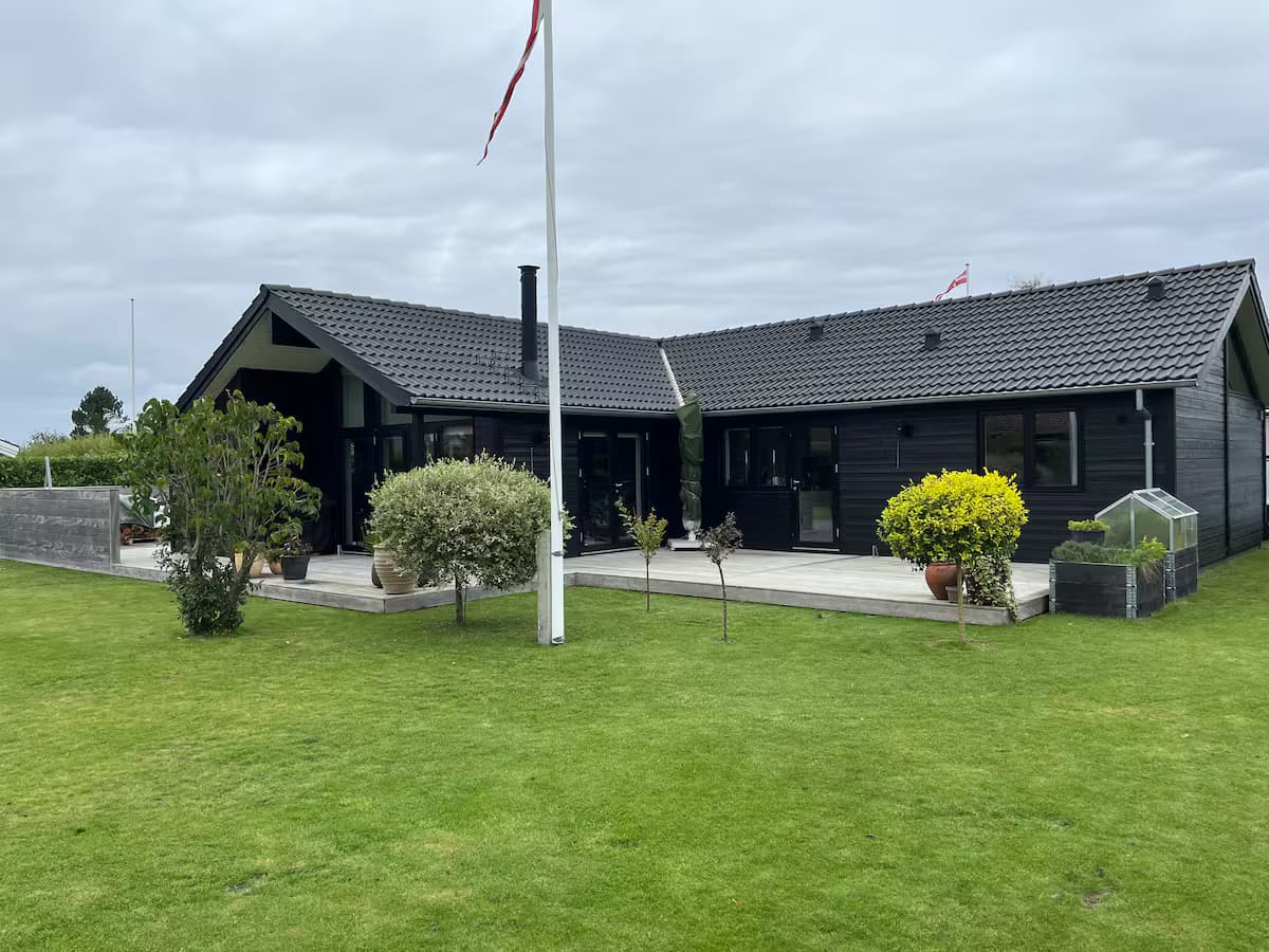 Nyt sommerhus tæt ved sandstrand - billede 1