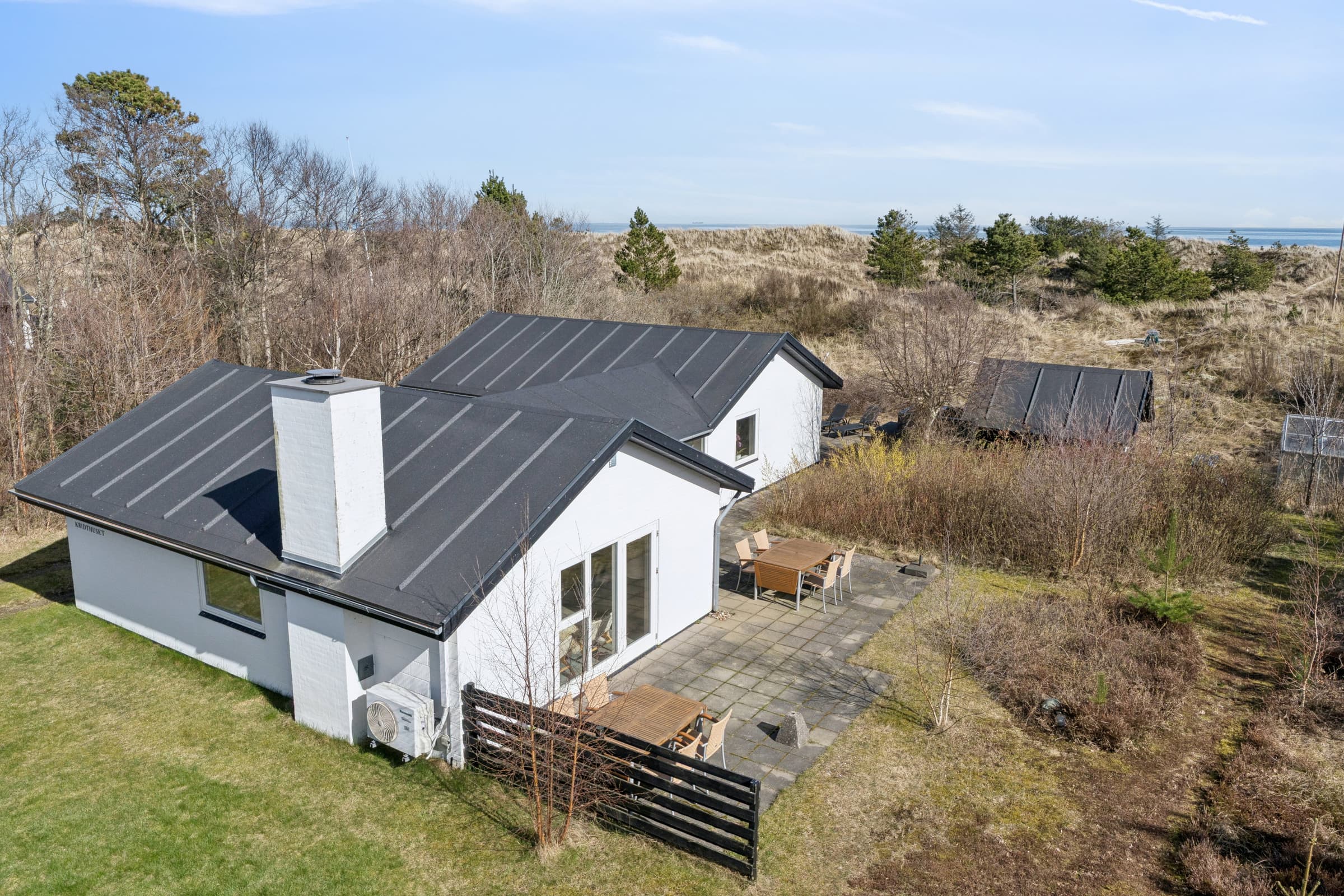 Rummeligt sommerhus 150 meter fra stranden - billede 1