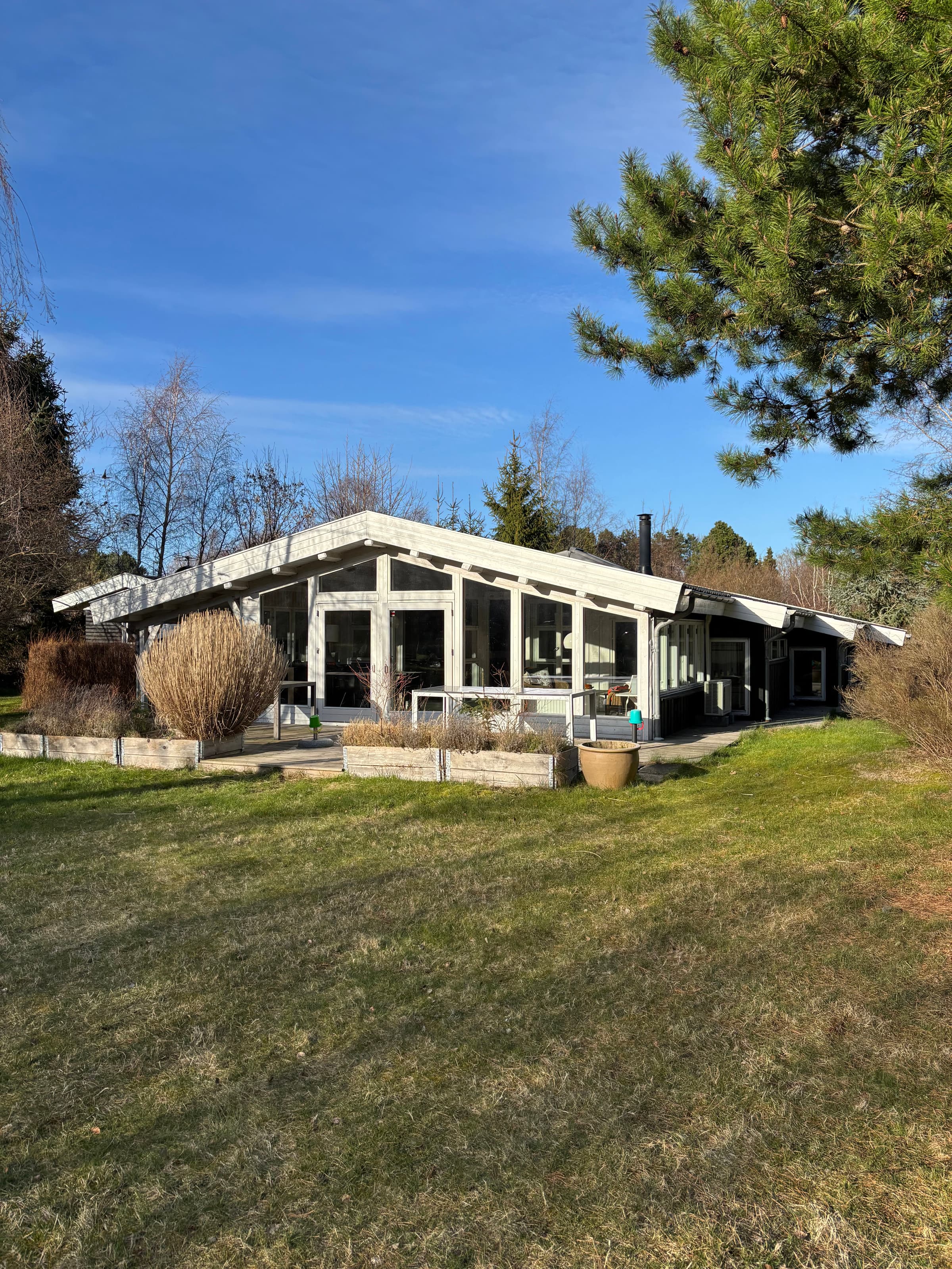 Lyst sommerhus kun 300 meter fra vandet - billede 1