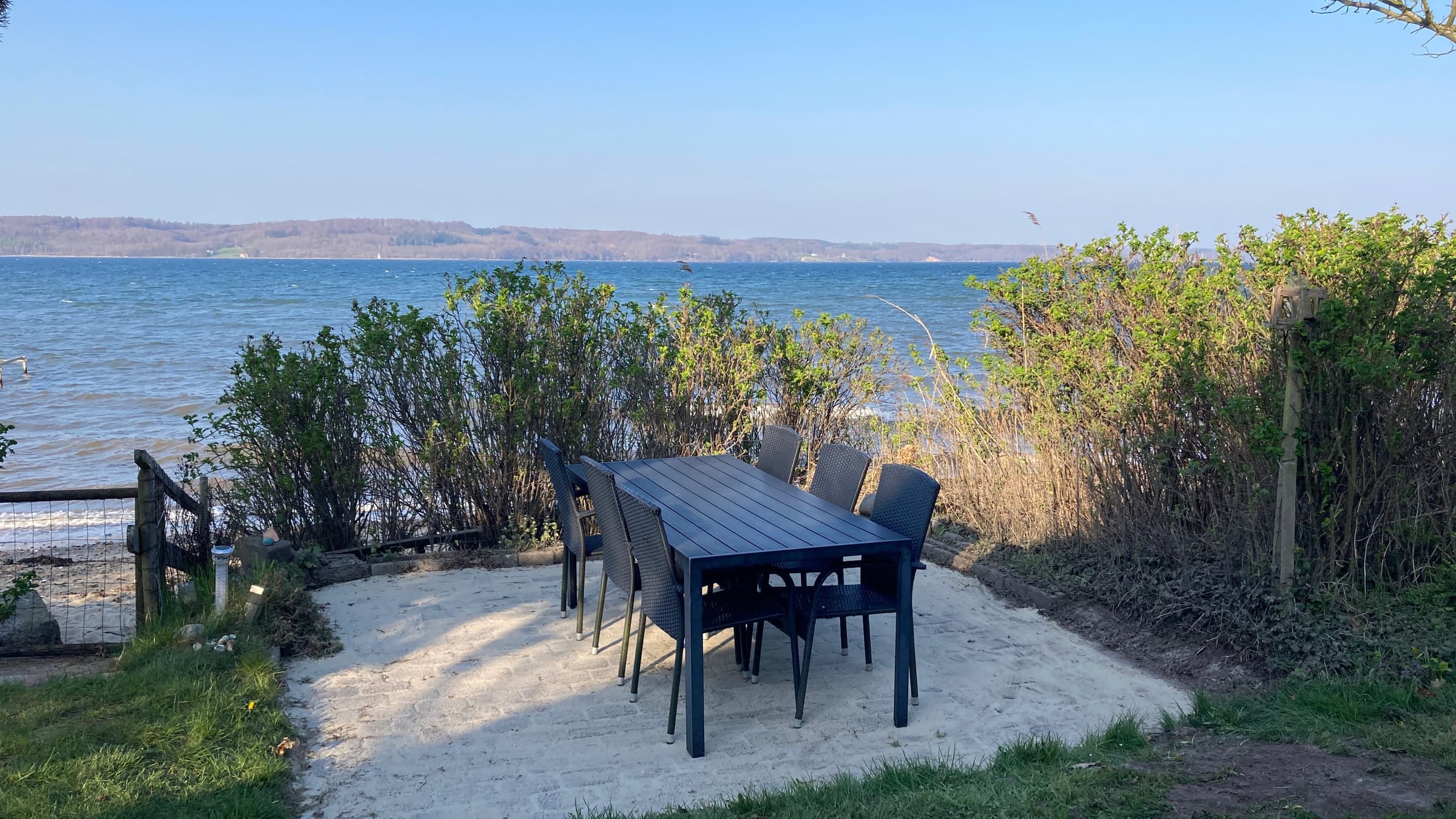 Feriehus lige ved stranden og udsigt til fjoden. - billede 1