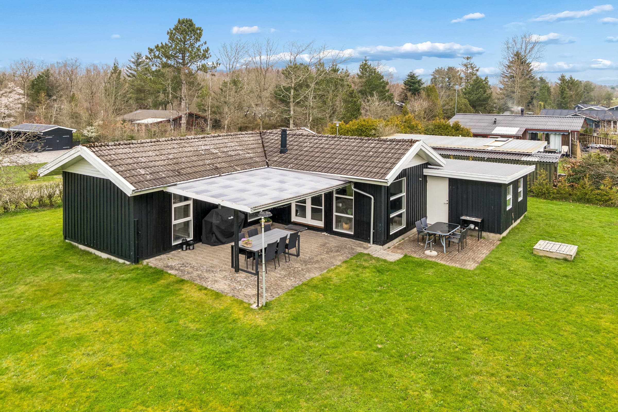 Nyrenoveret sommerhus 150 m fra fjorden. - billede 1