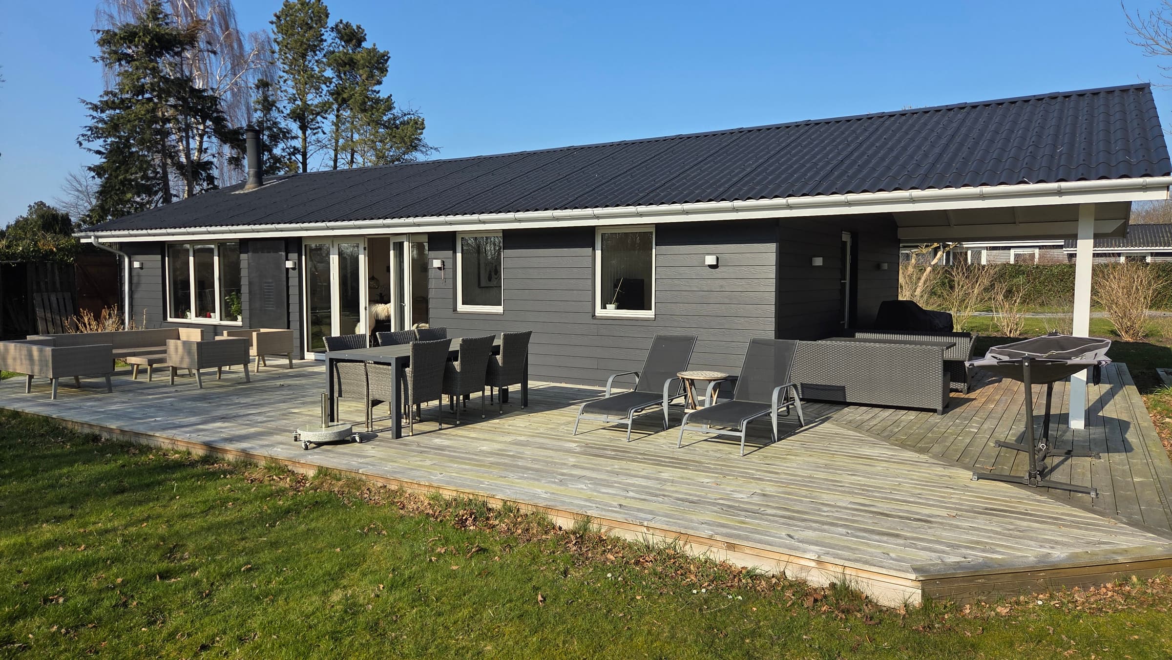 Rummeligt sommerhus tæt på Enebærodde - billede 1