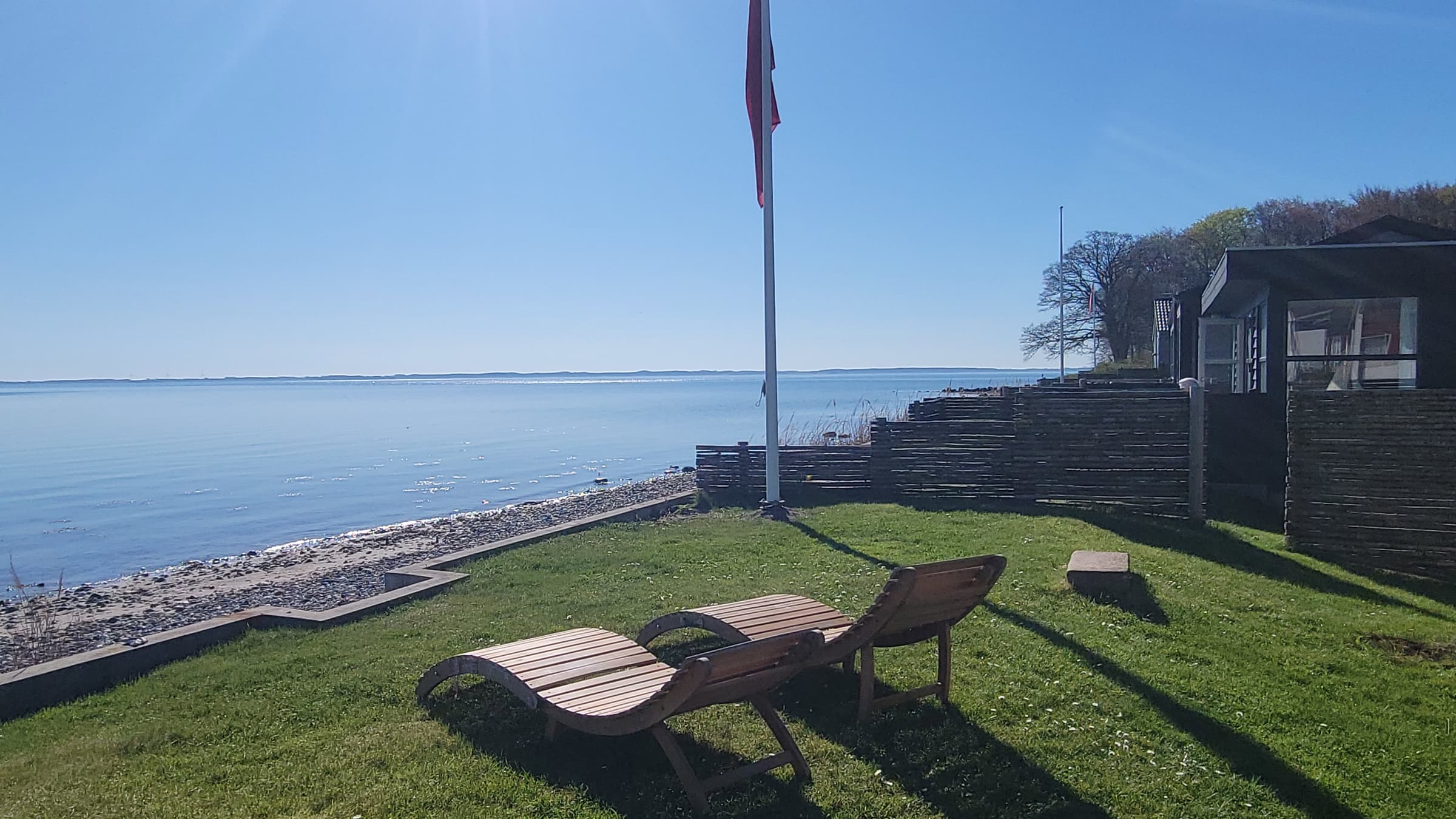 Lækkert sommerhus på strandgrund - billede 1