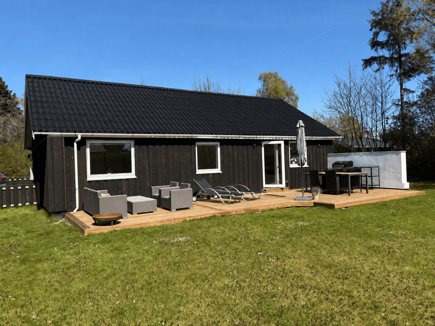 Dejligt sommerhus med sauna nær strand og skov - billede 1