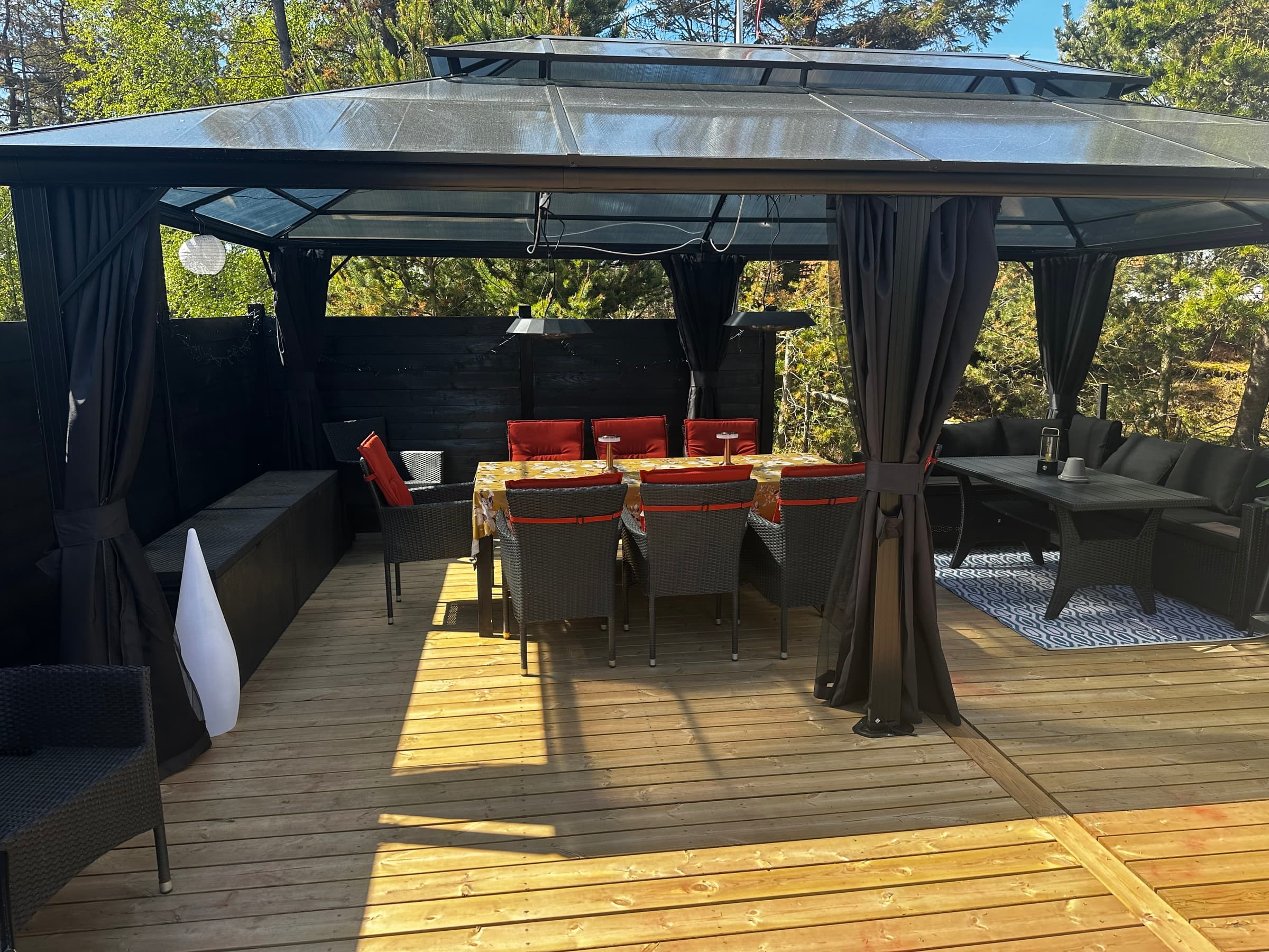 Hyggeligt sommerhus nær strand med stor terrasse - billede 1