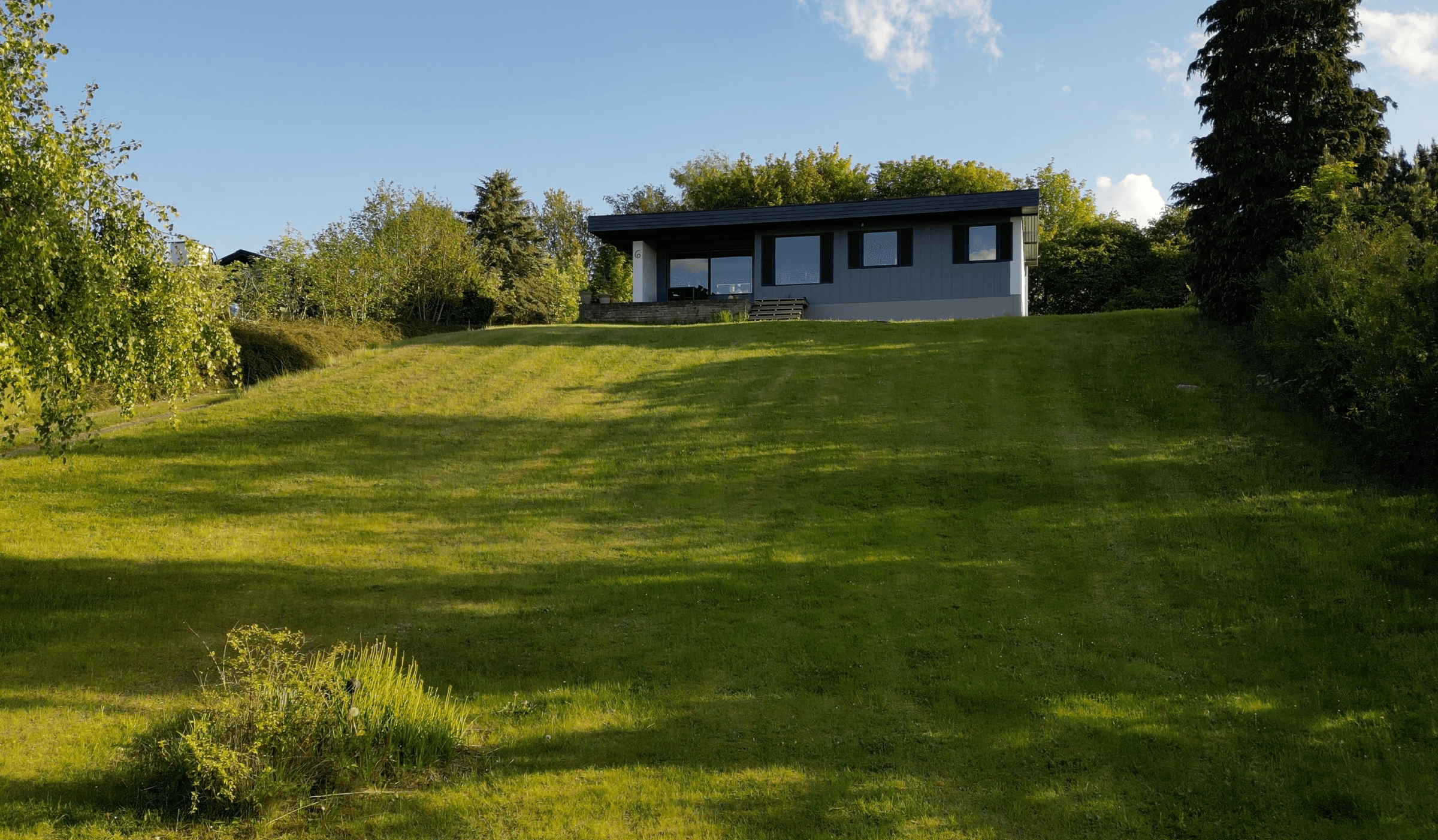 Fantastisk udsigt og ro i hyggeligt sommerhus - billede 1
