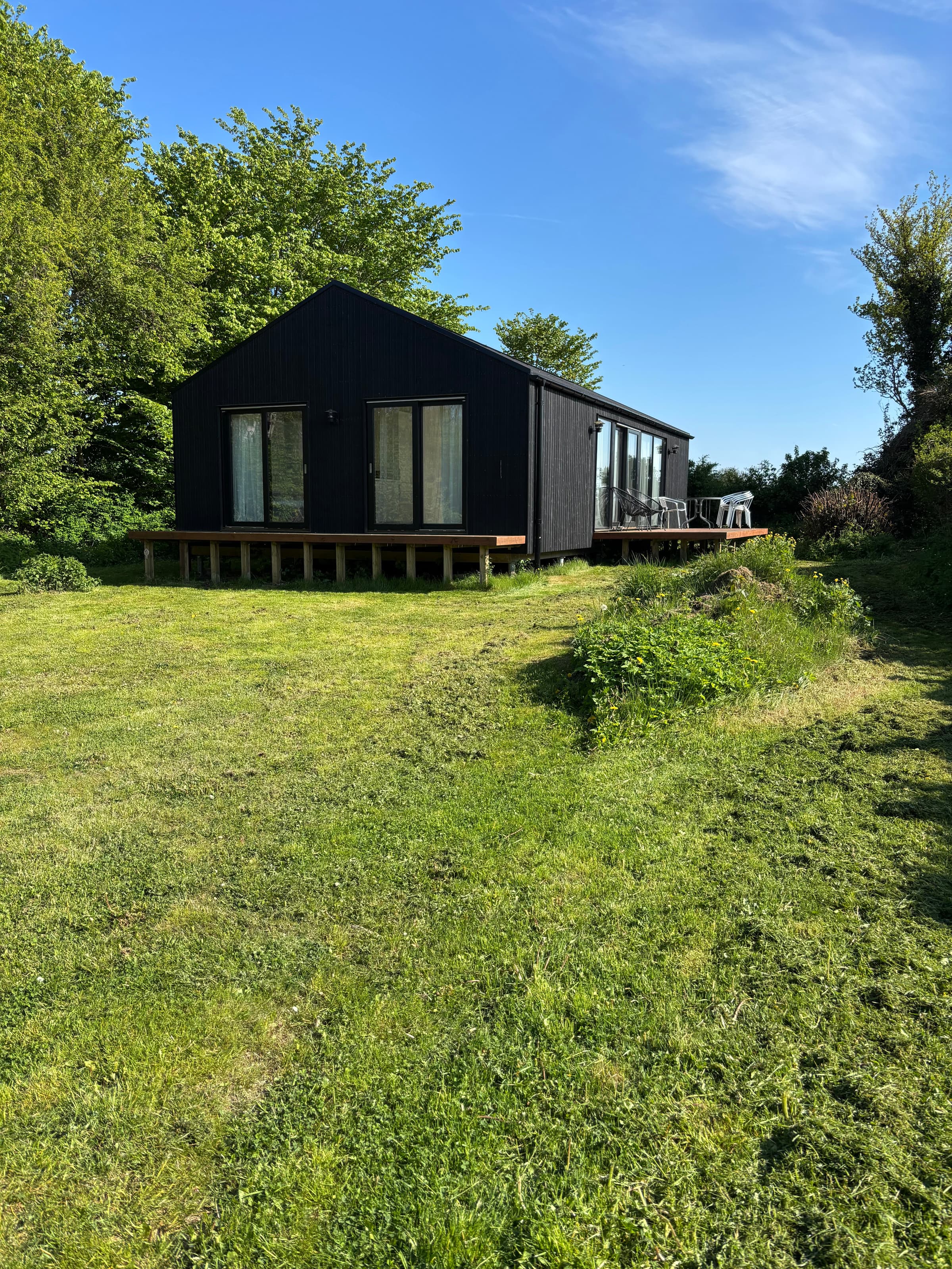 Stilfuldt sommerhus nær strand, klint og havneliv - billede 1
