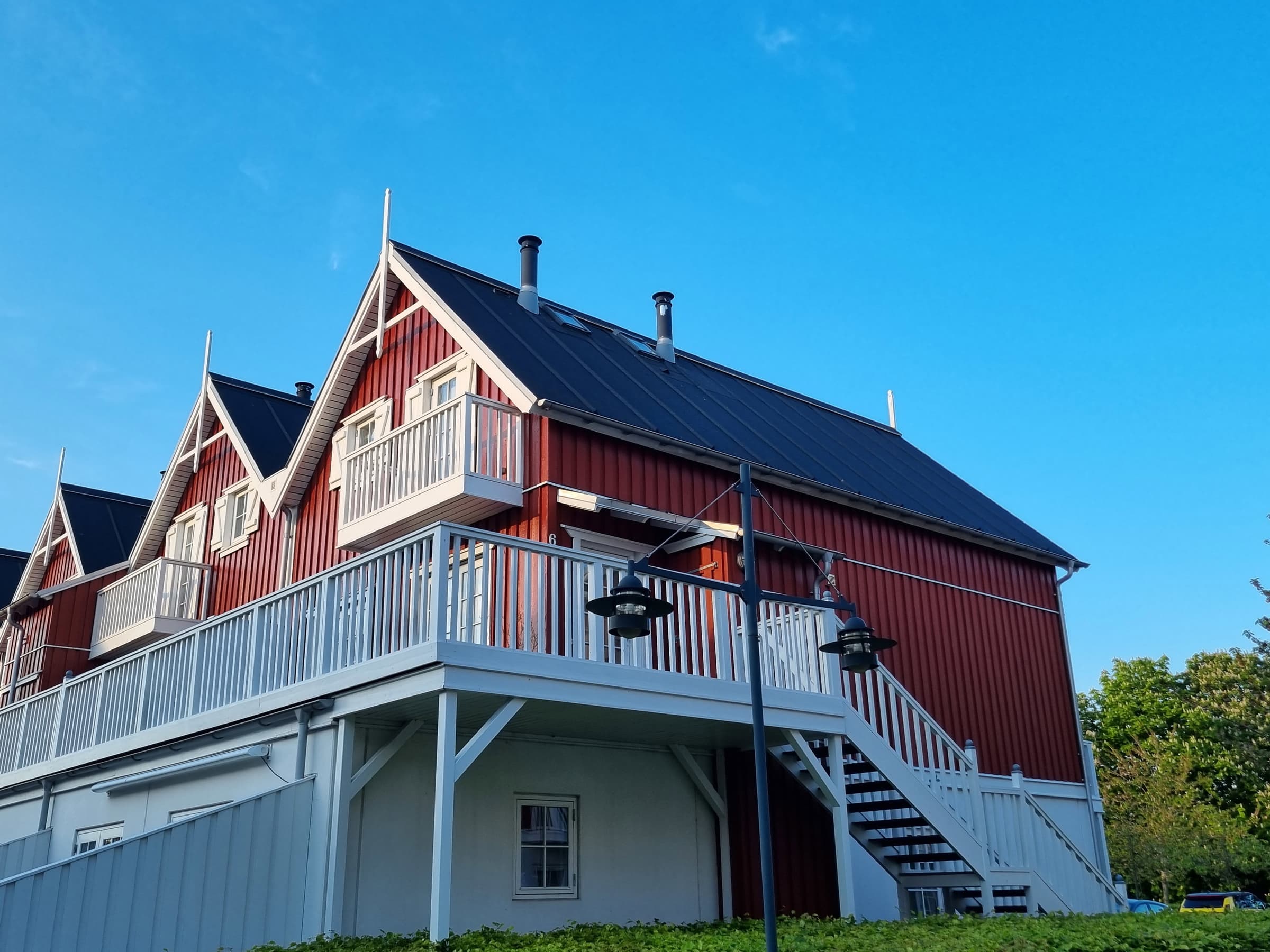 Feriehygge nær skov, fjord og byliv - billede 1